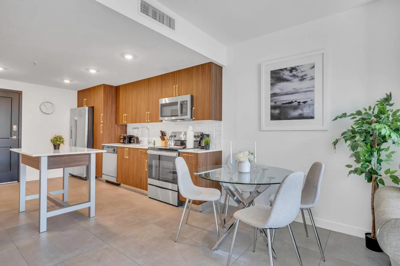 Beautiful Unit with Amazing View & Free Parking