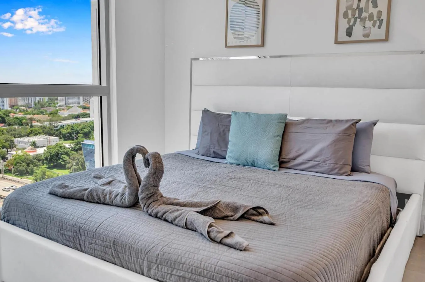 Beautiful Unit with Amazing View & Free Parking