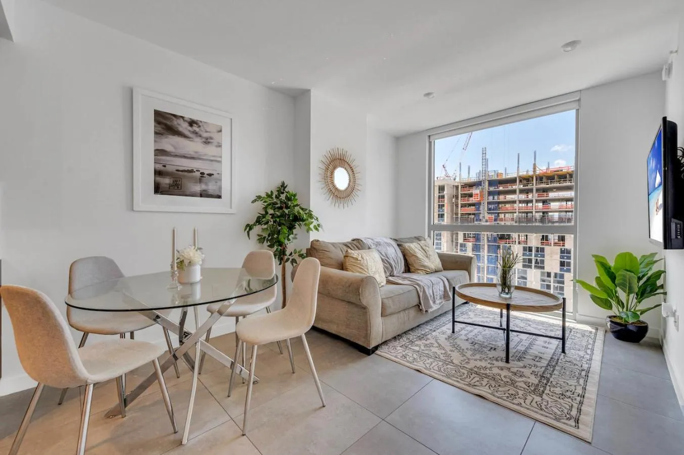 Beautiful Unit with Amazing View & Free Parking