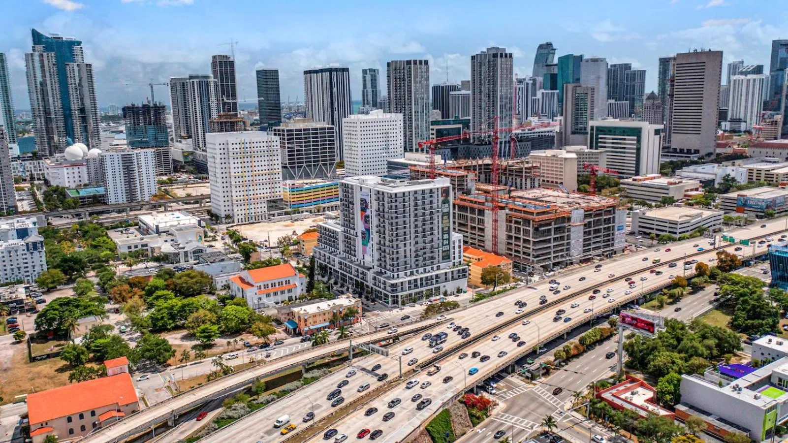 Beautiful Unit with Amazing View & Free Parking