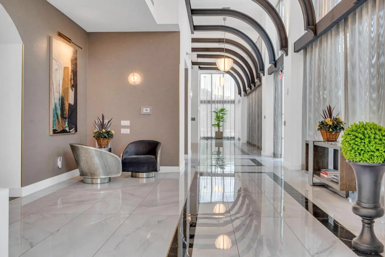 Beautiful Unit with Amazing View & Free Parking