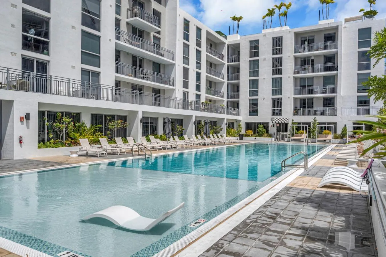 Swimming pool in Beautiful Unit with Amazing View & Free Parking