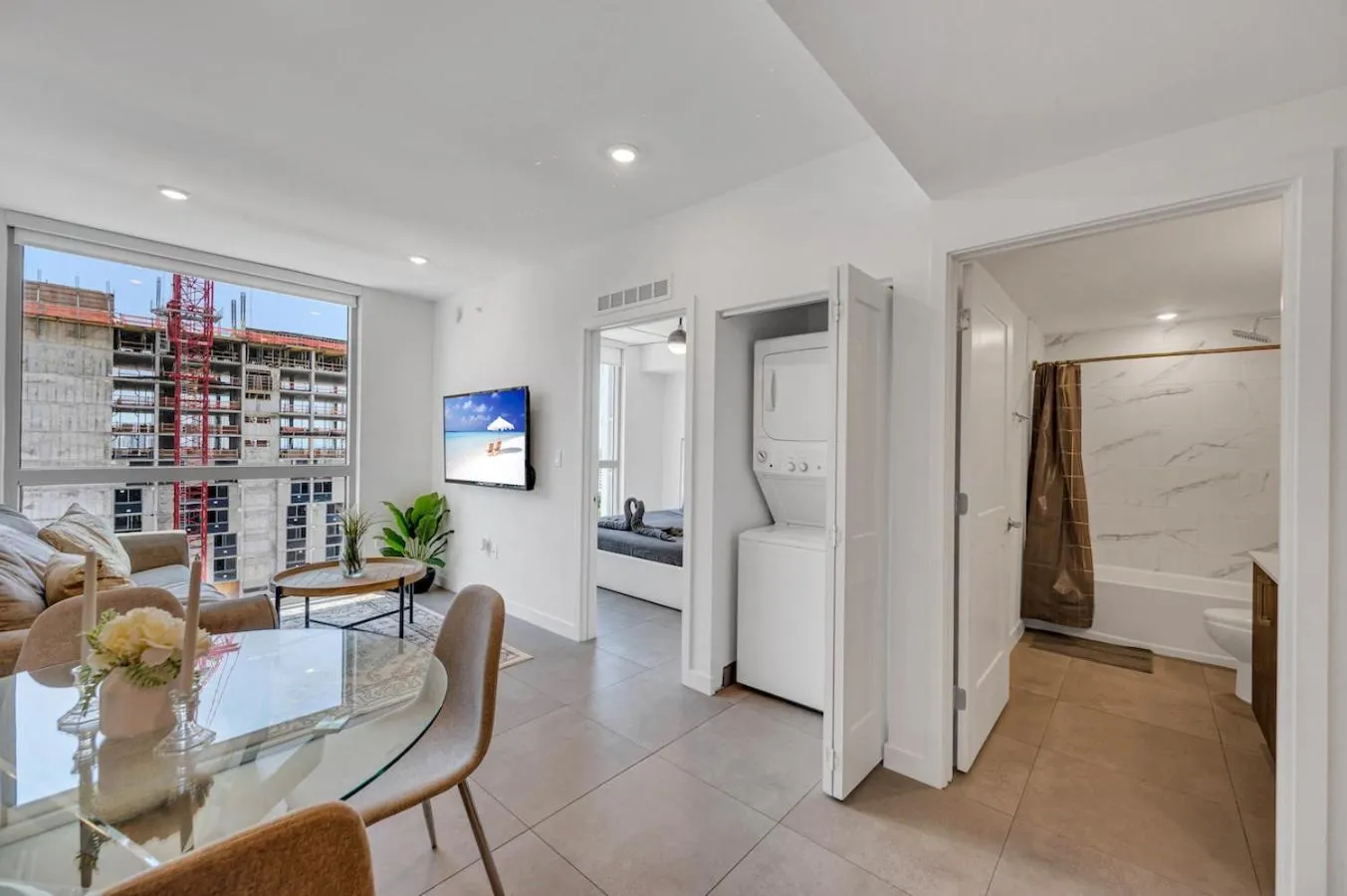 Beautiful Unit with Amazing View & Free Parking