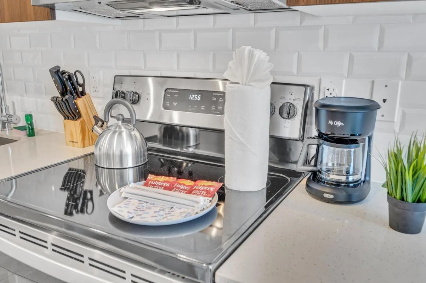 Beautiful Unit with Amazing View & Free Parking