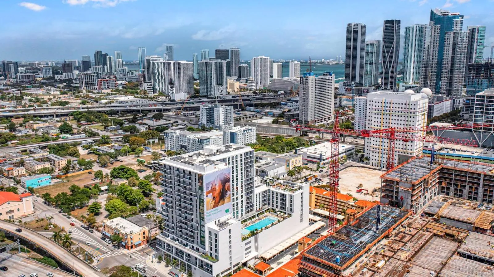 Beautiful Unit with Amazing View & Free Parking