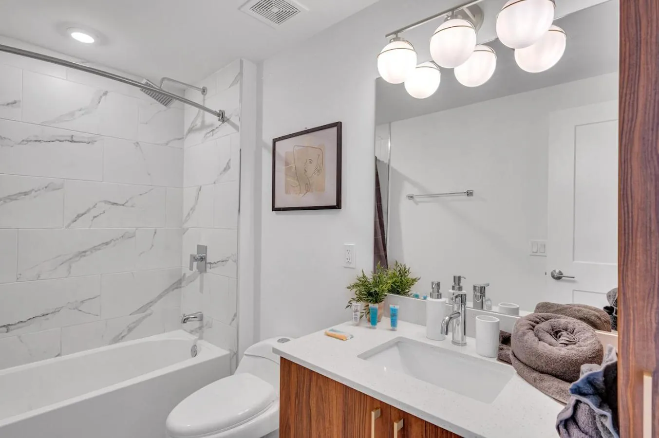 Beautiful Unit with Amazing View & Free Parking