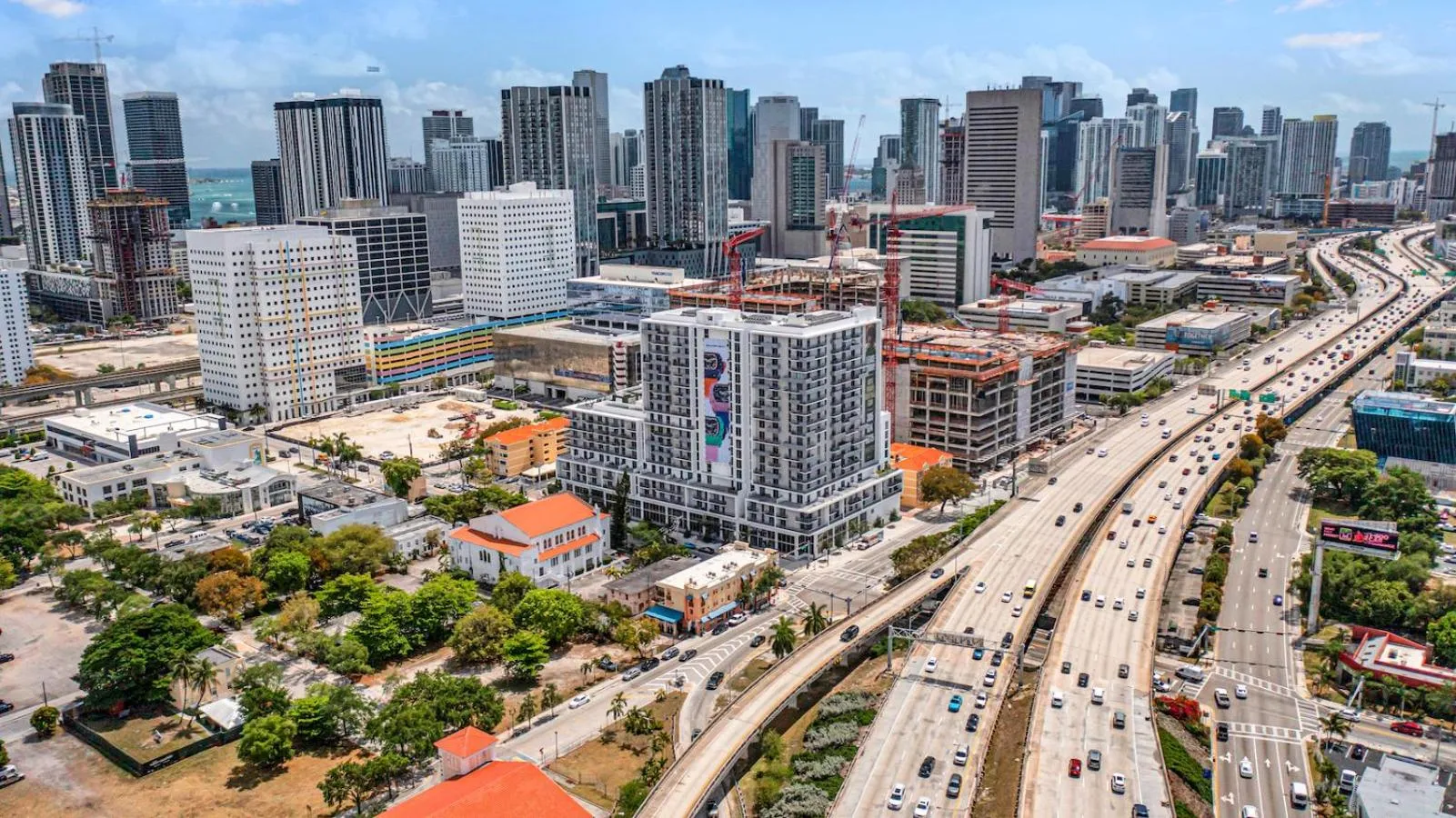 Beautiful Unit with Amazing View & Free Parking