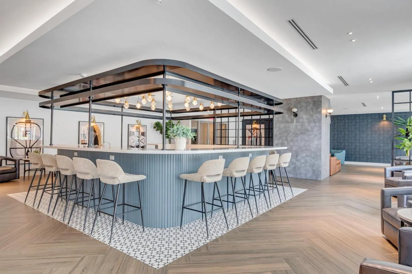 Beautiful Unit with Amazing View & Free Parking