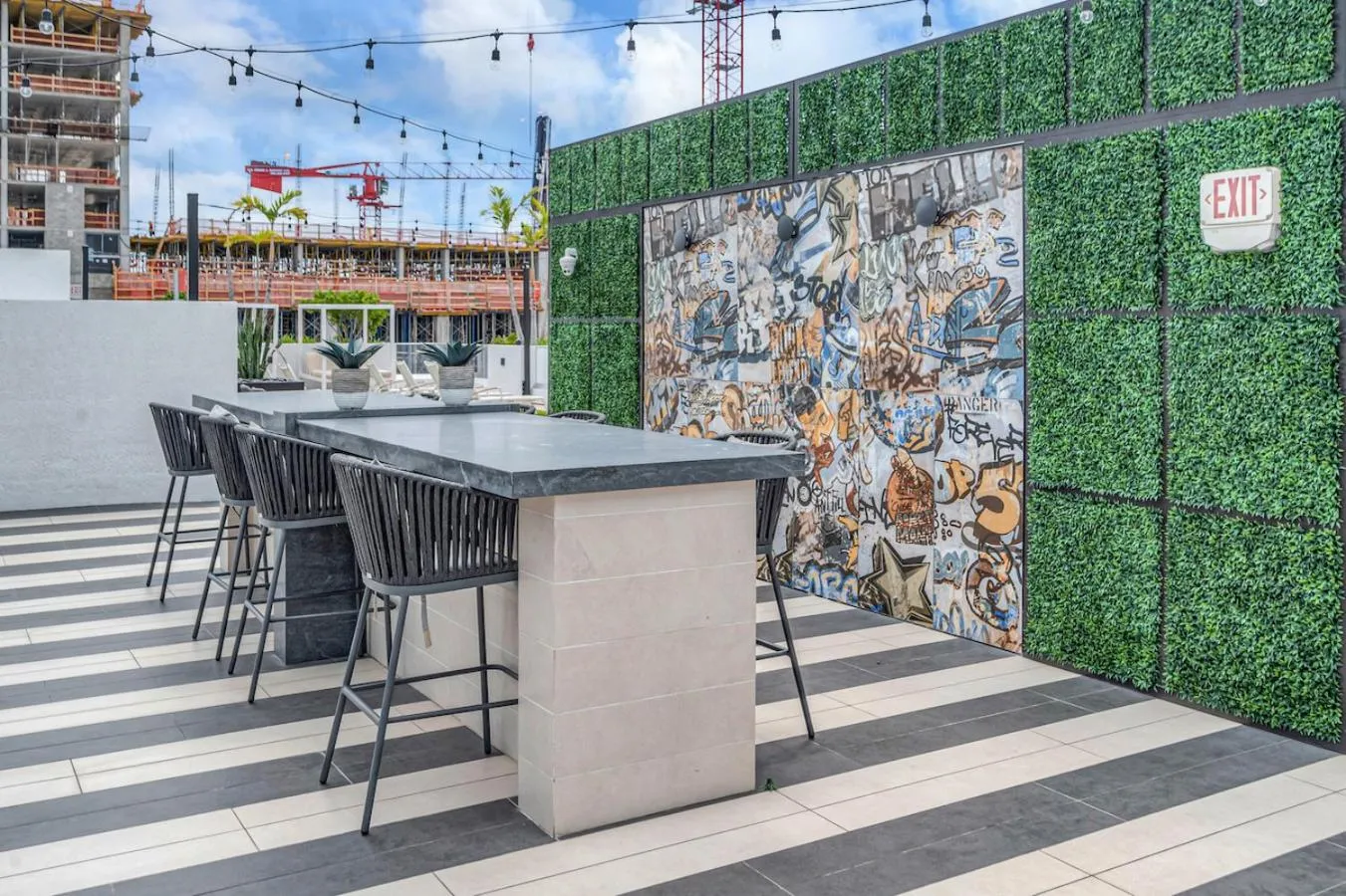 Beautiful Unit with Amazing View & Free Parking