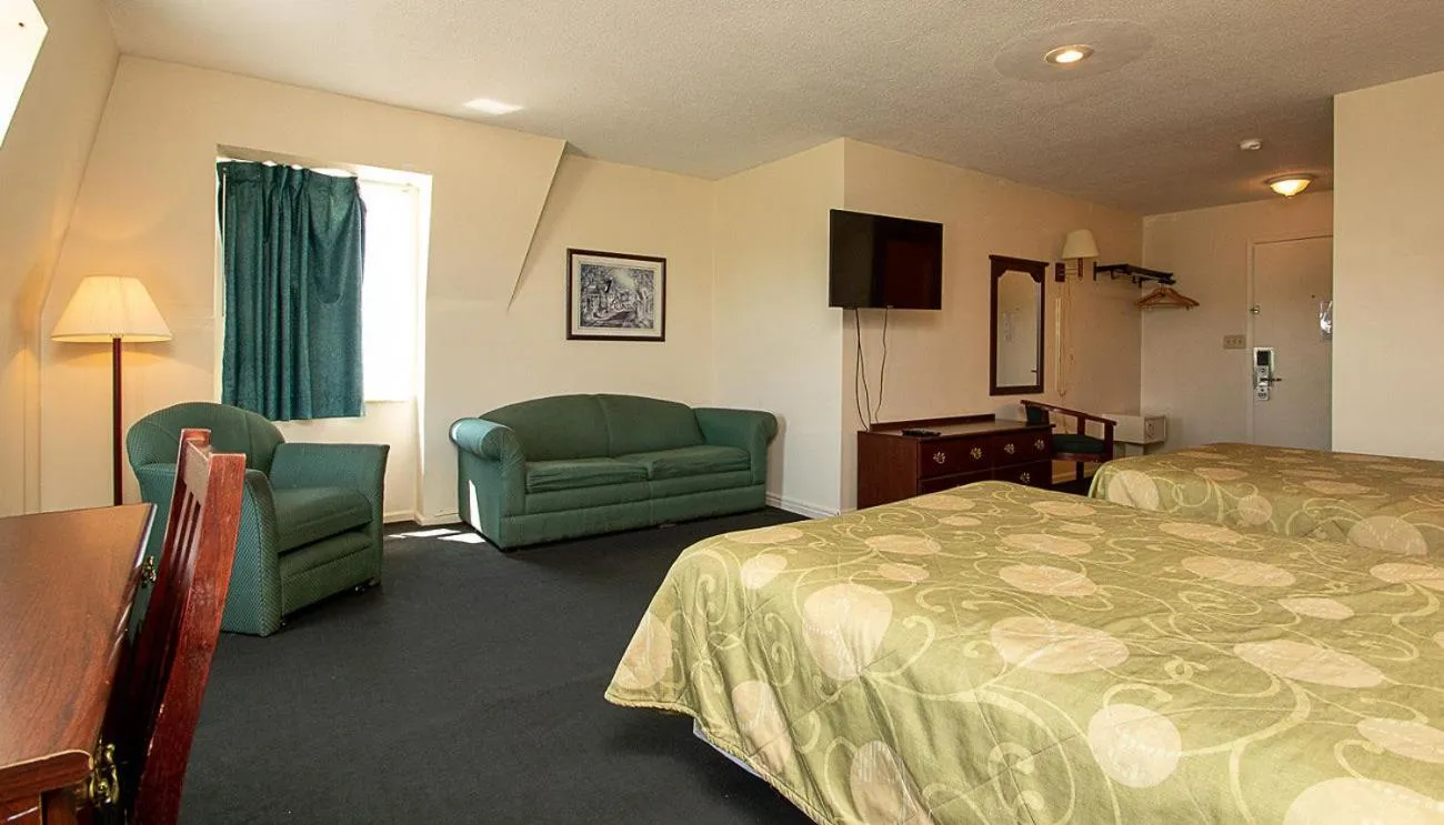Bedroom, Bed in Country Squire inn and suites