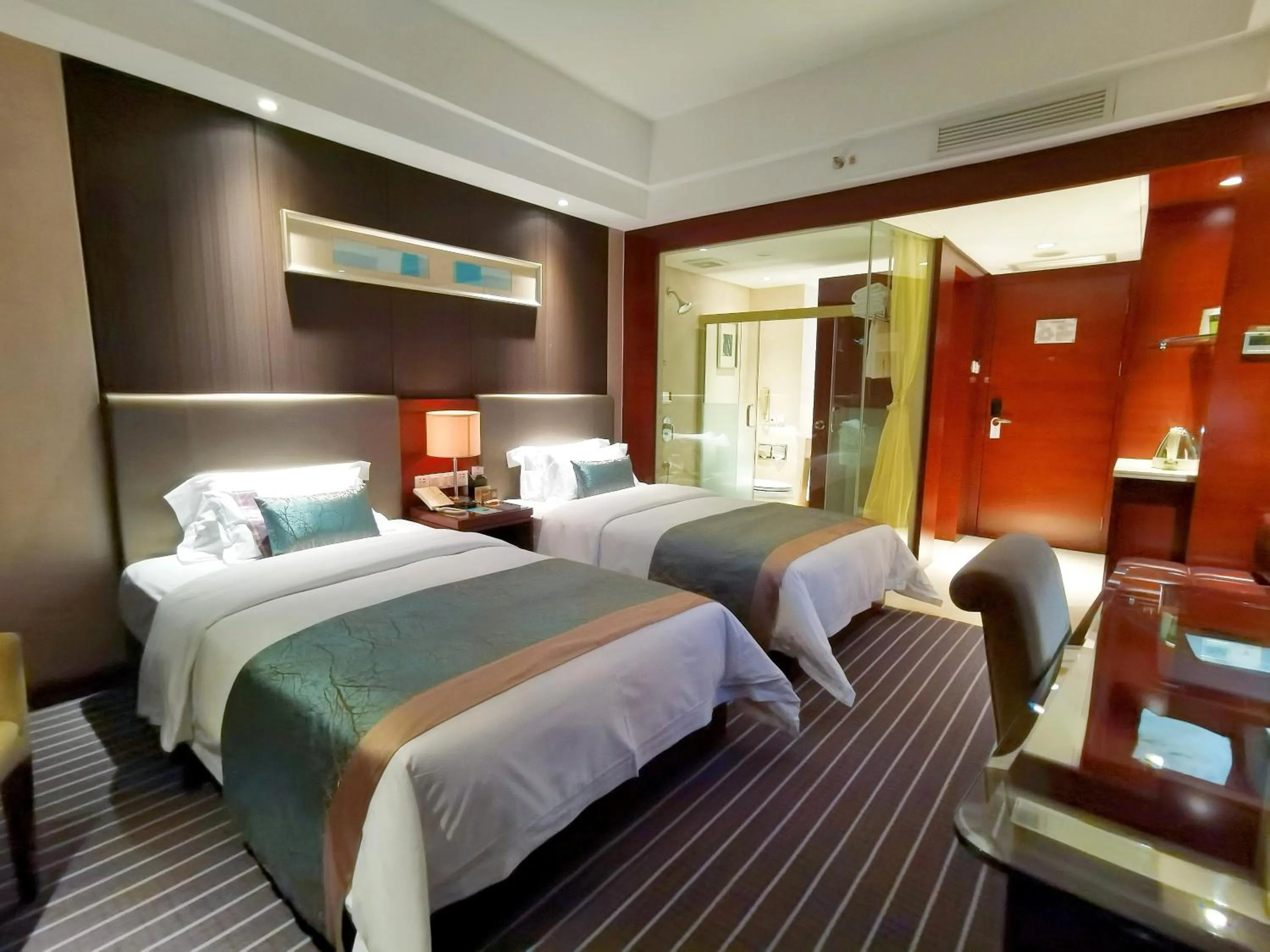 Bed in Kunming Haitian Hotel