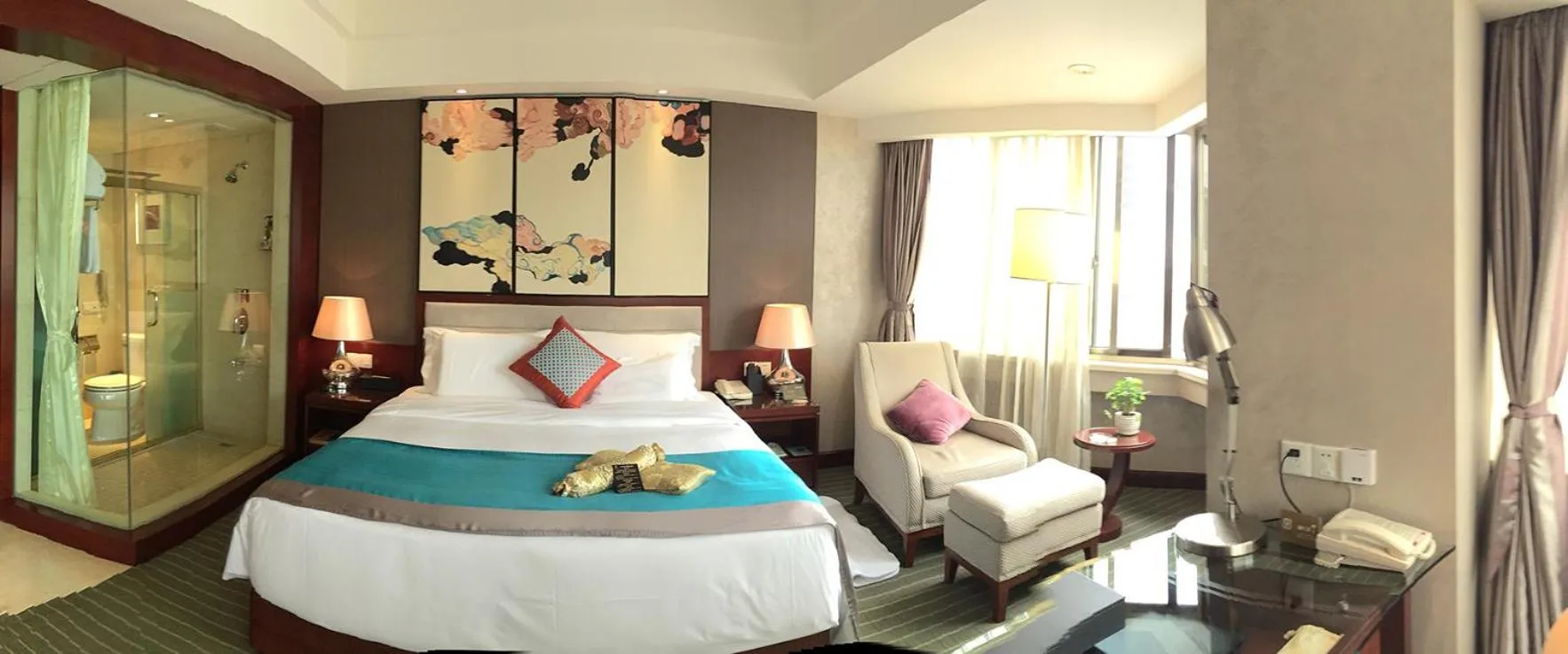 Bed in Kunming Haitian Hotel