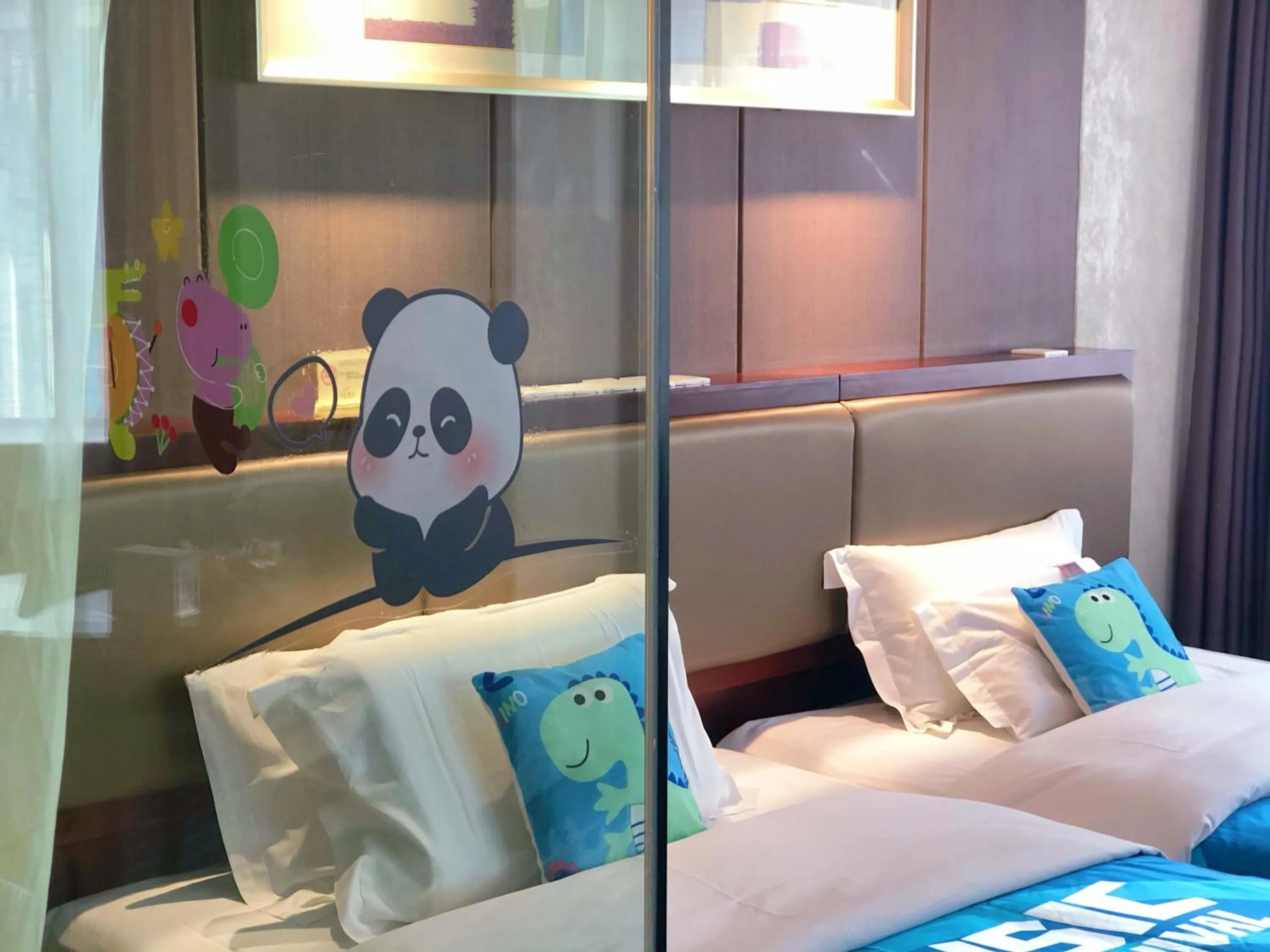 Bed in Kunming Haitian Hotel