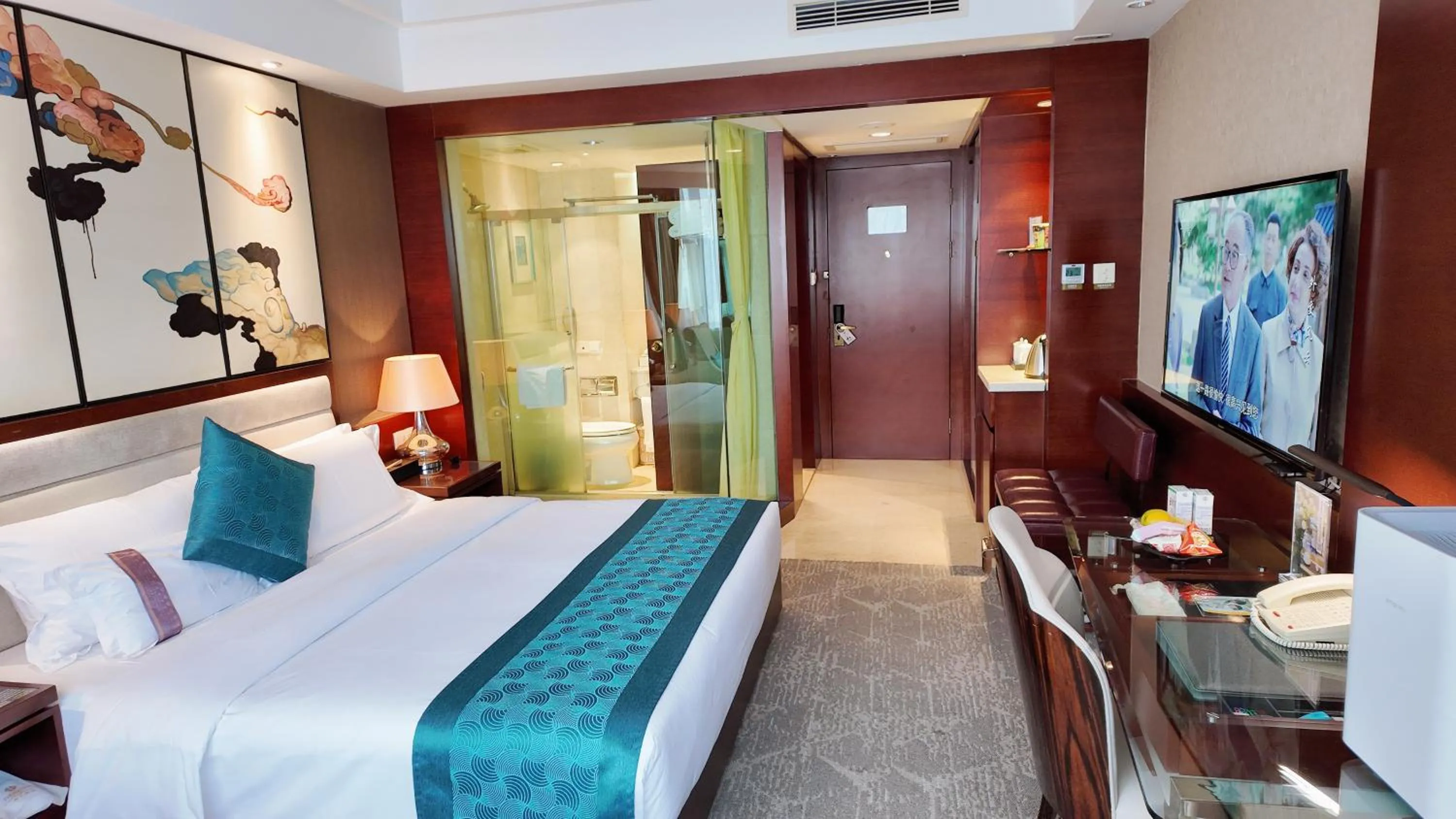 Bed in Kunming Haitian Hotel