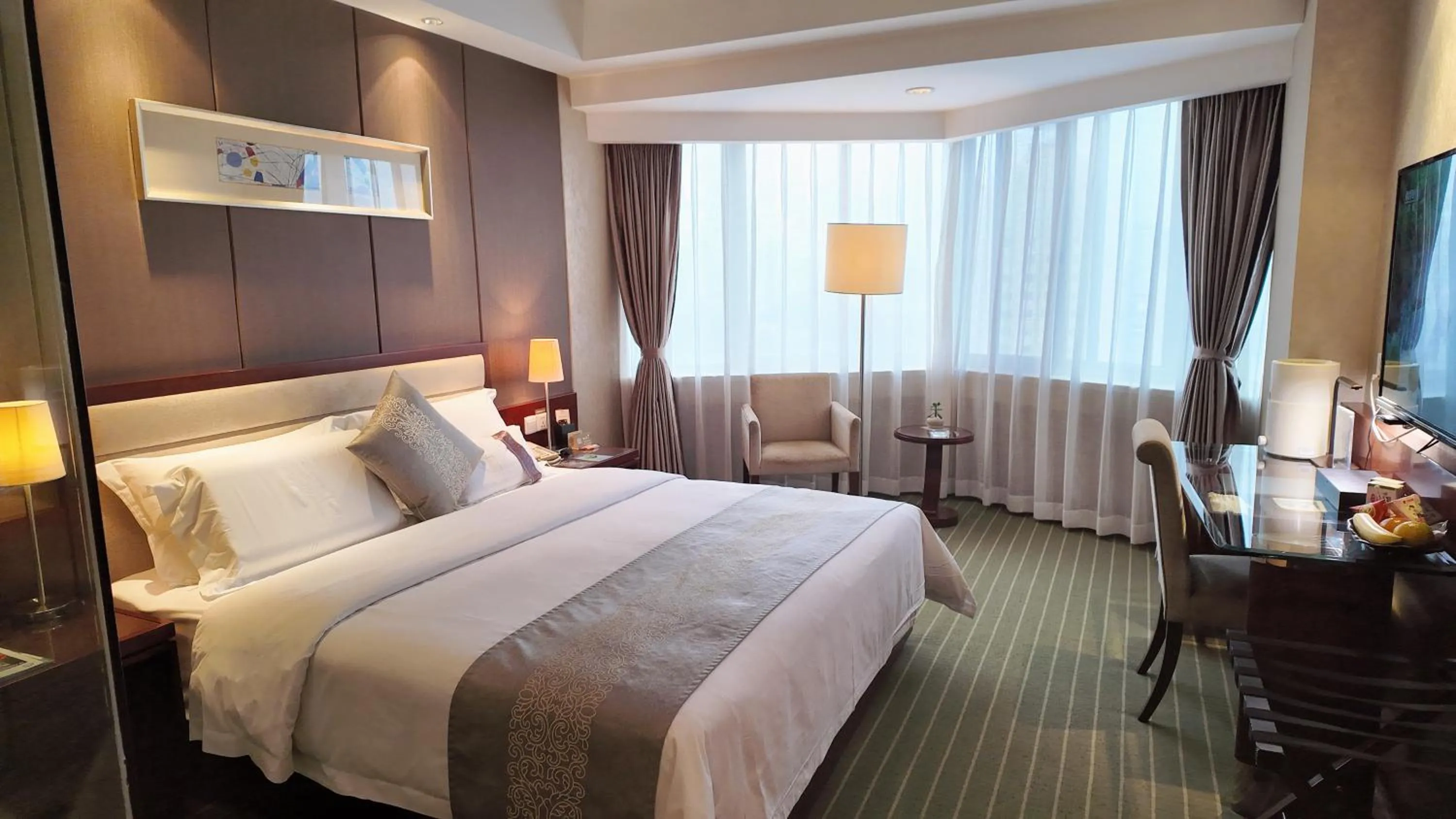 Bed in Kunming Haitian Hotel