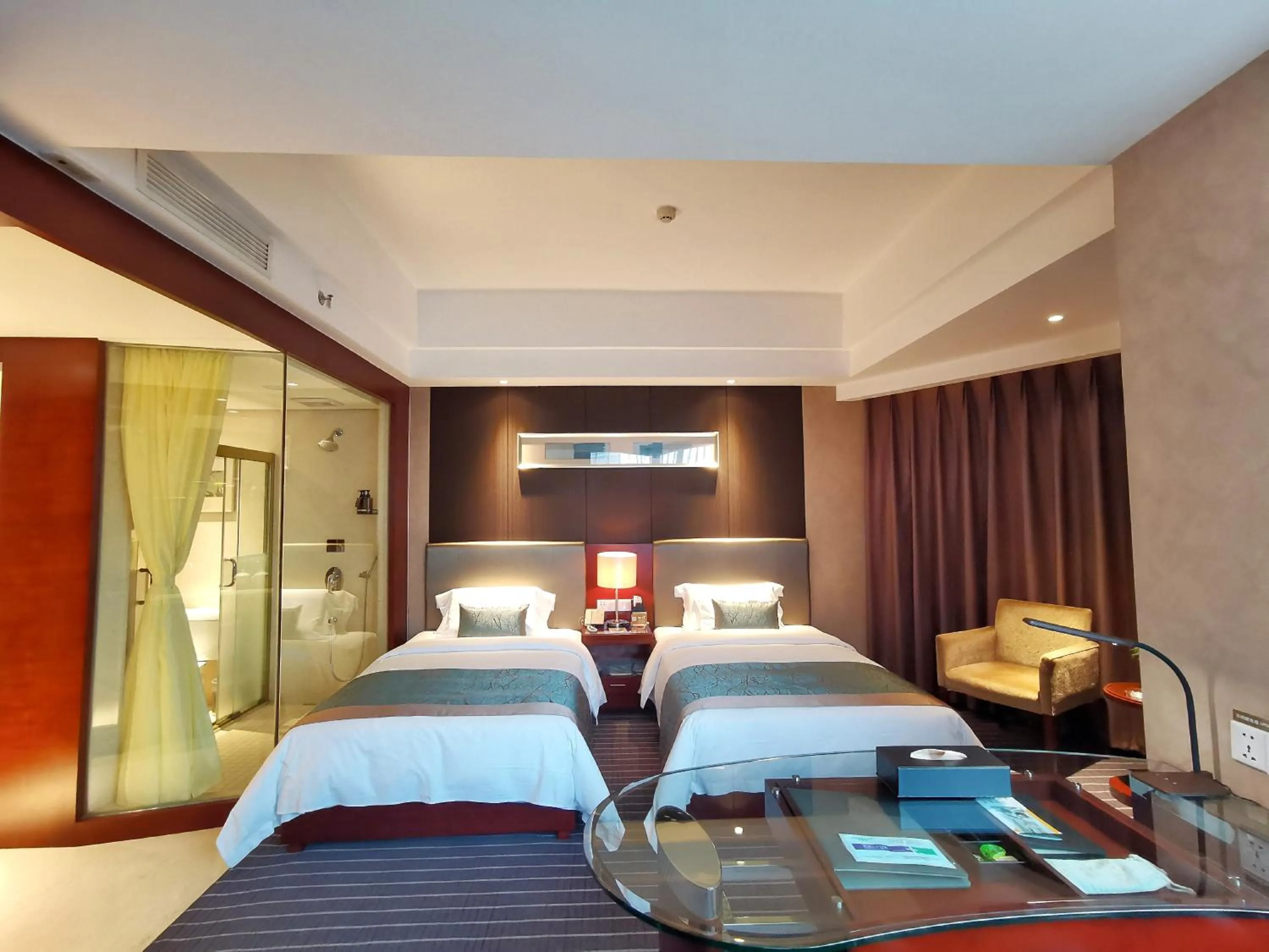 Bed in Kunming Haitian Hotel