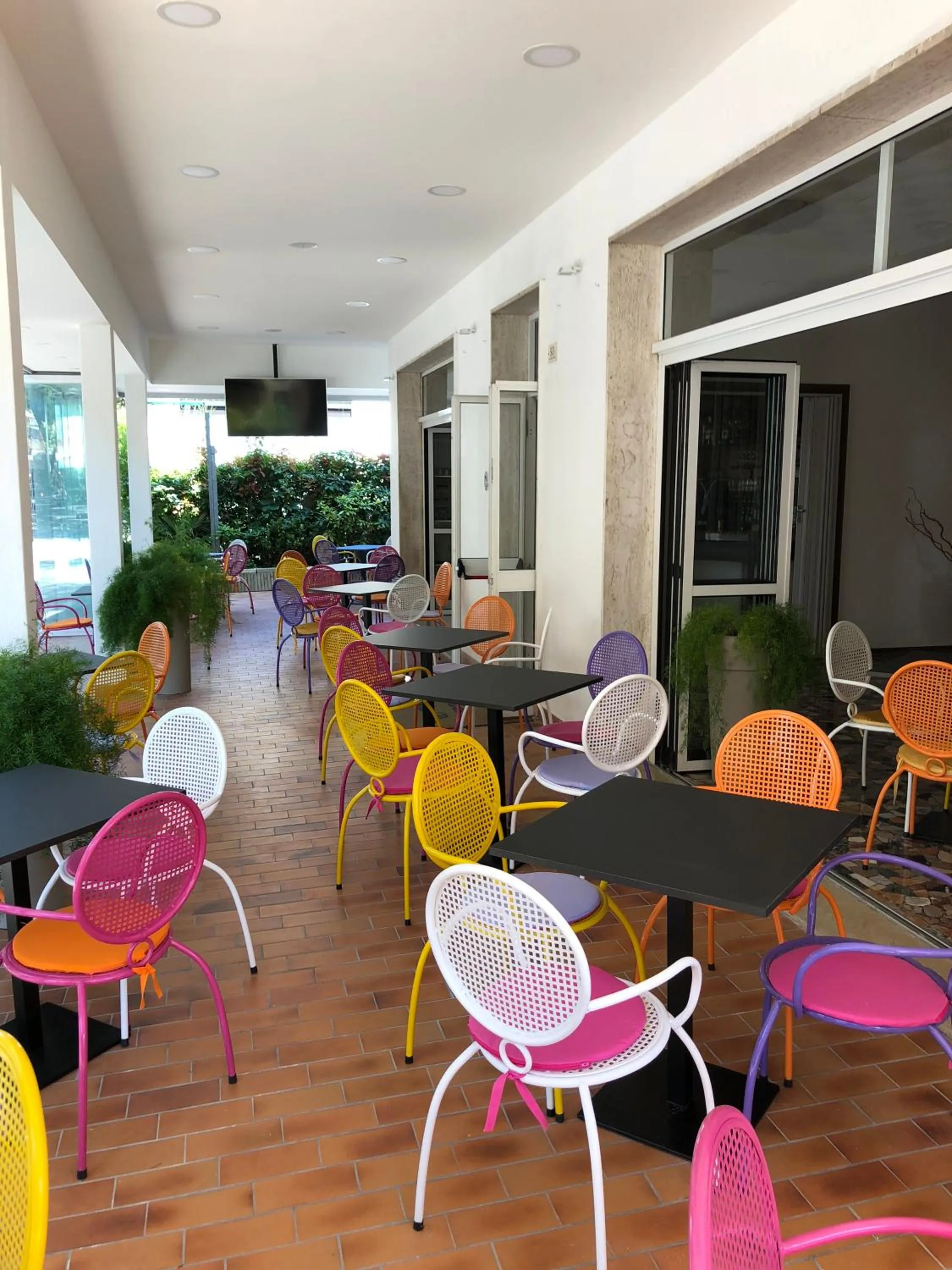 Restaurant/places to eat in Hotel Marlisa Pier