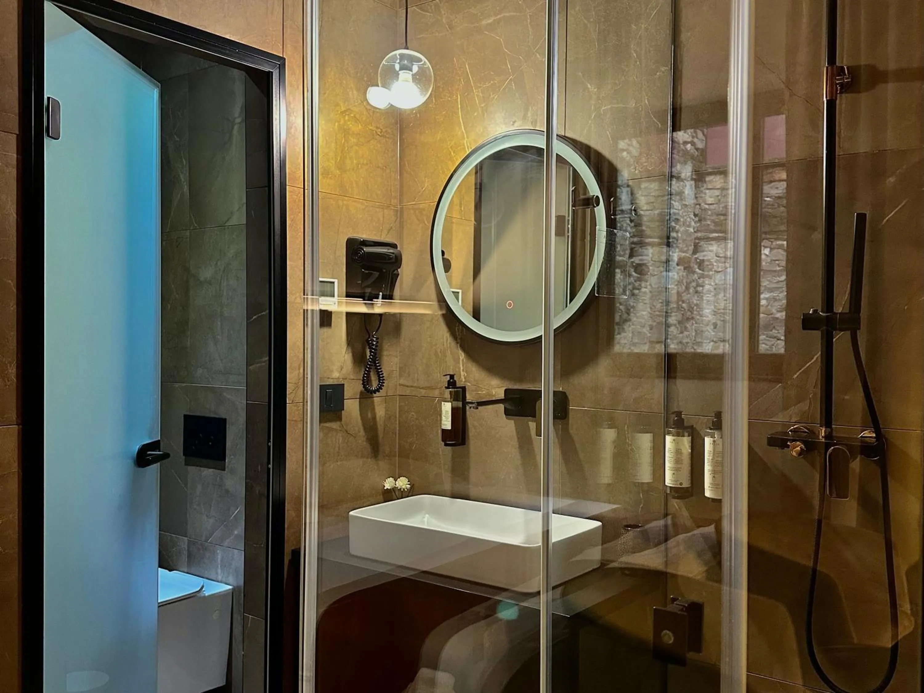 Shower in VENEZIANA Boutique Hotel Superior