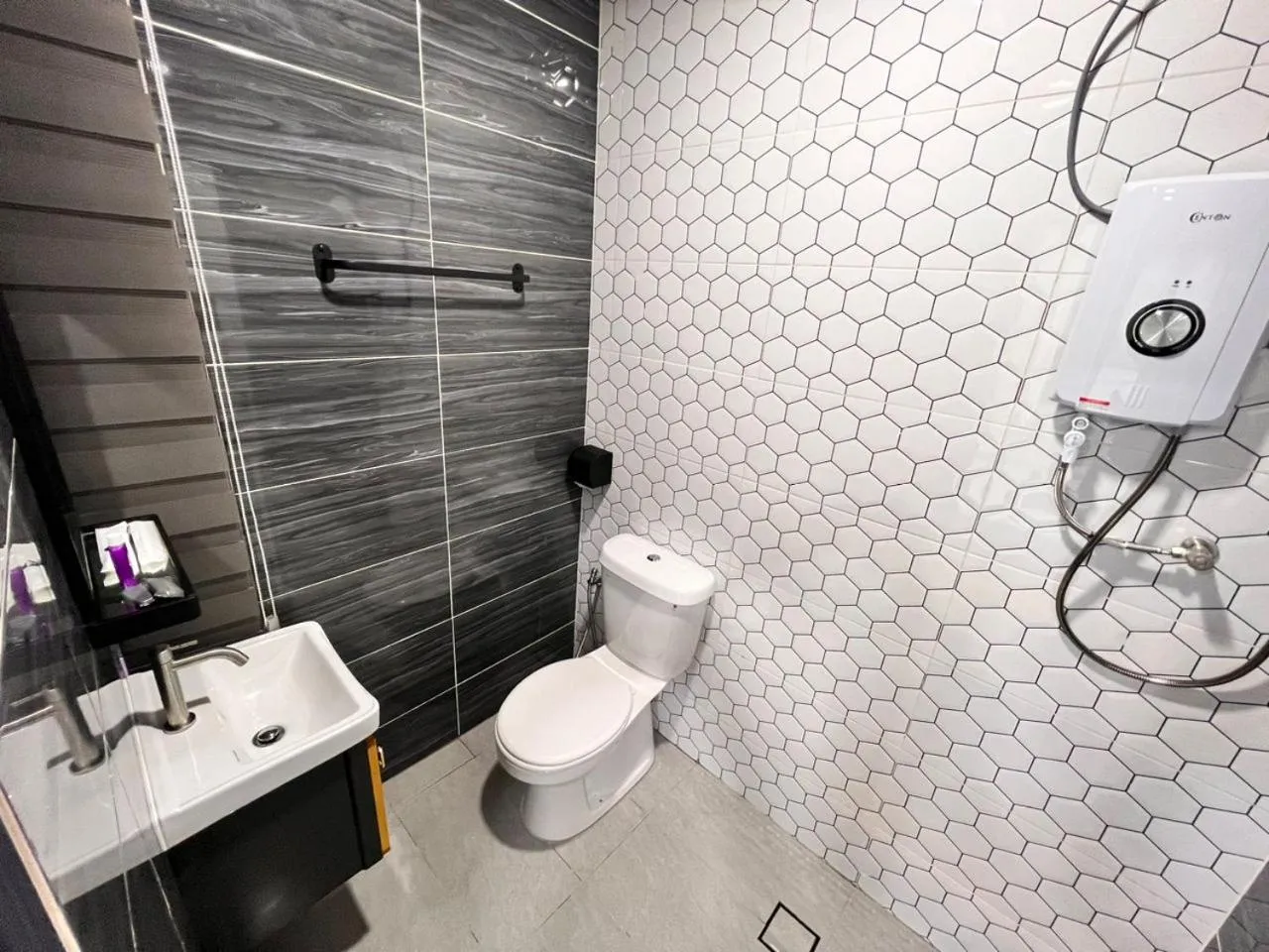 Toilet in BEATRIX HOTEL