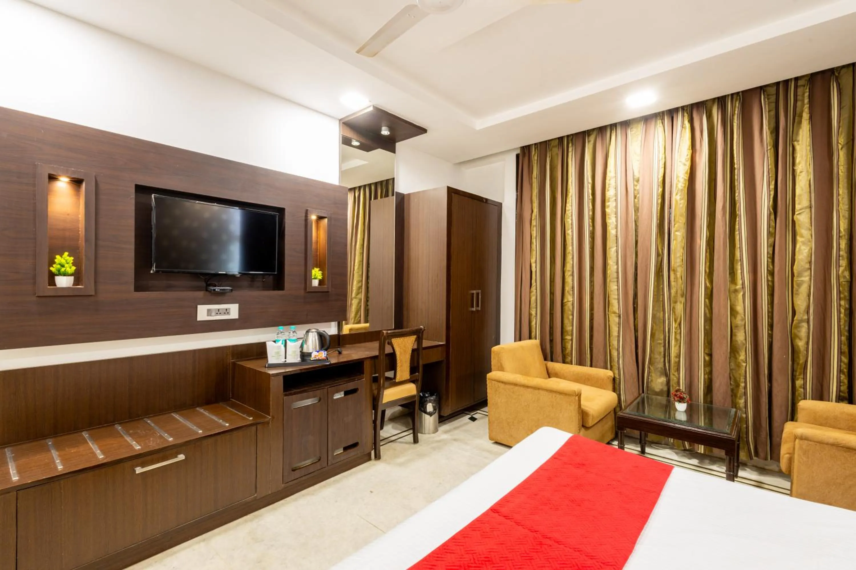 TV and multimedia, Bed in Hotel Panickers Residency - Near Ganga Ram & BLK Hospital - Karol Bagh