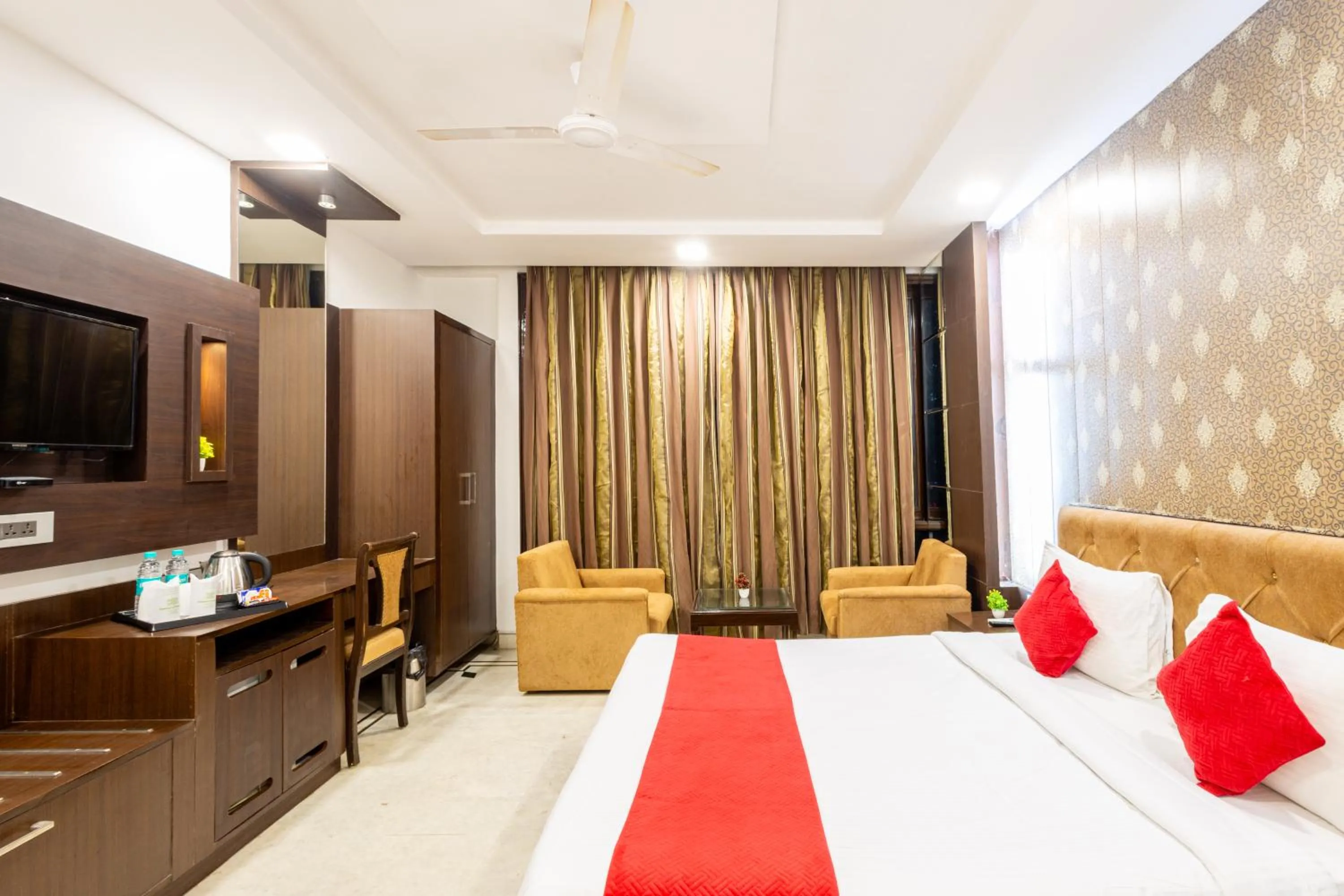 TV and multimedia, Bed in Hotel Panickers Residency - Near Ganga Ram & BLK Hospital - Karol Bagh