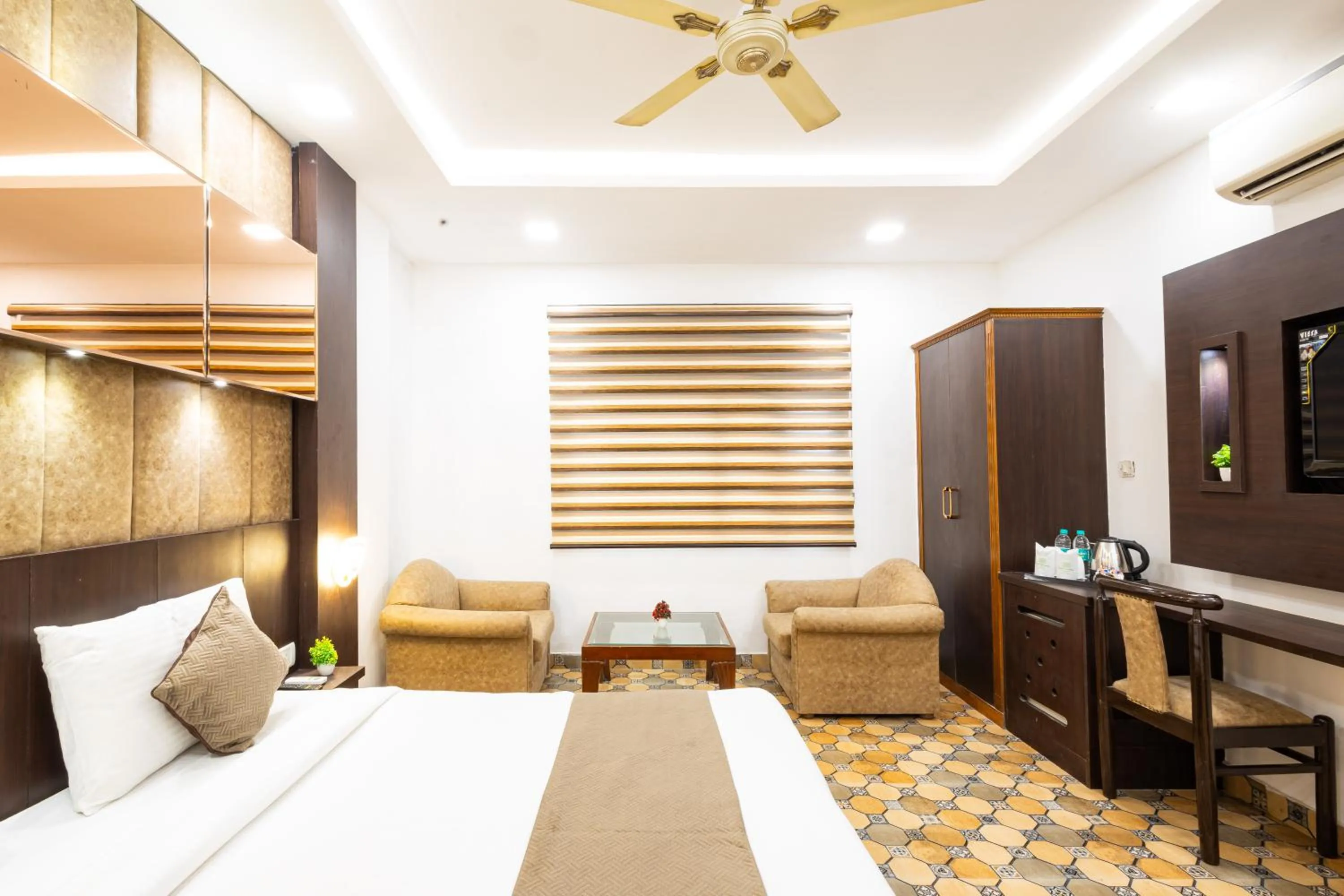 TV and multimedia, Bed in Hotel Panickers Residency - Near Ganga Ram & BLK Hospital - Karol Bagh