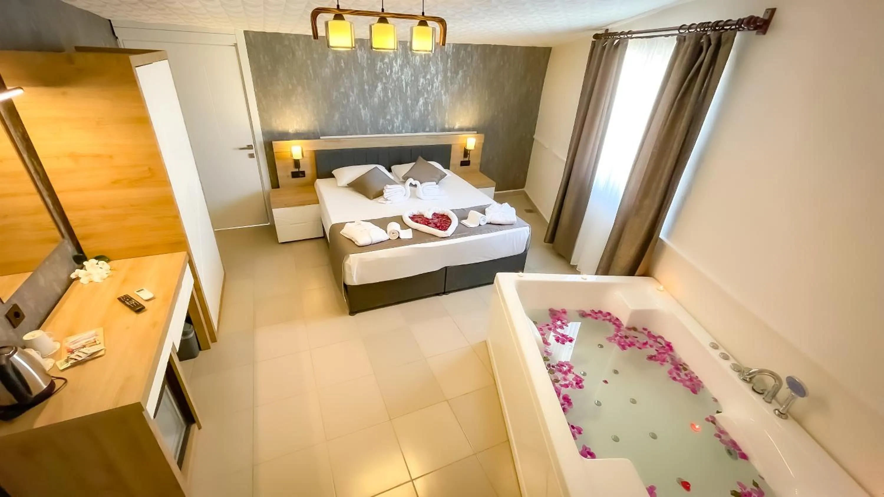 Suite with Hot Tub - single occupancy in Bloomtalya Hotel