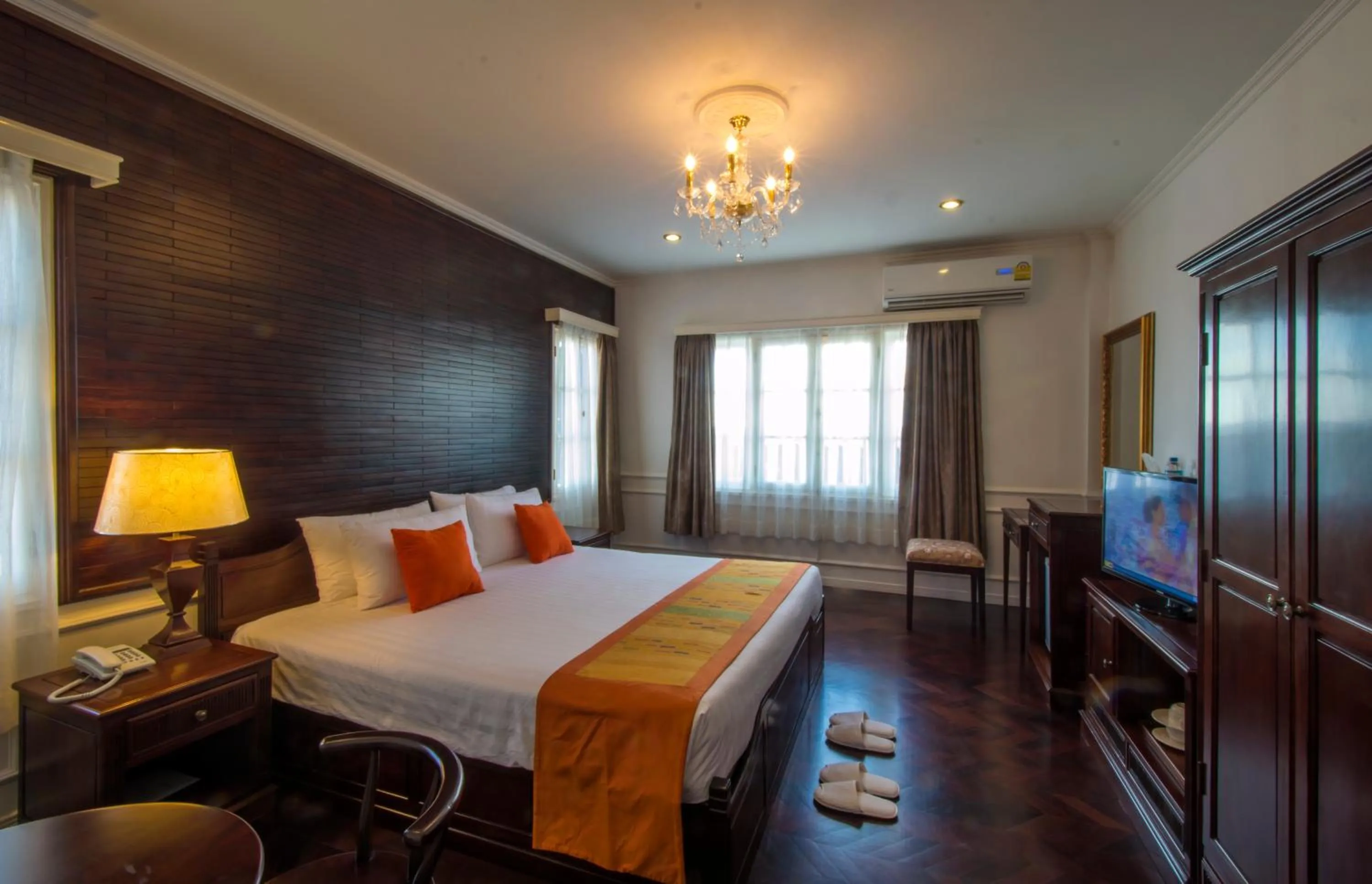 Photo of the whole room, Bed in Le Bouton D'or Boutique Hotel