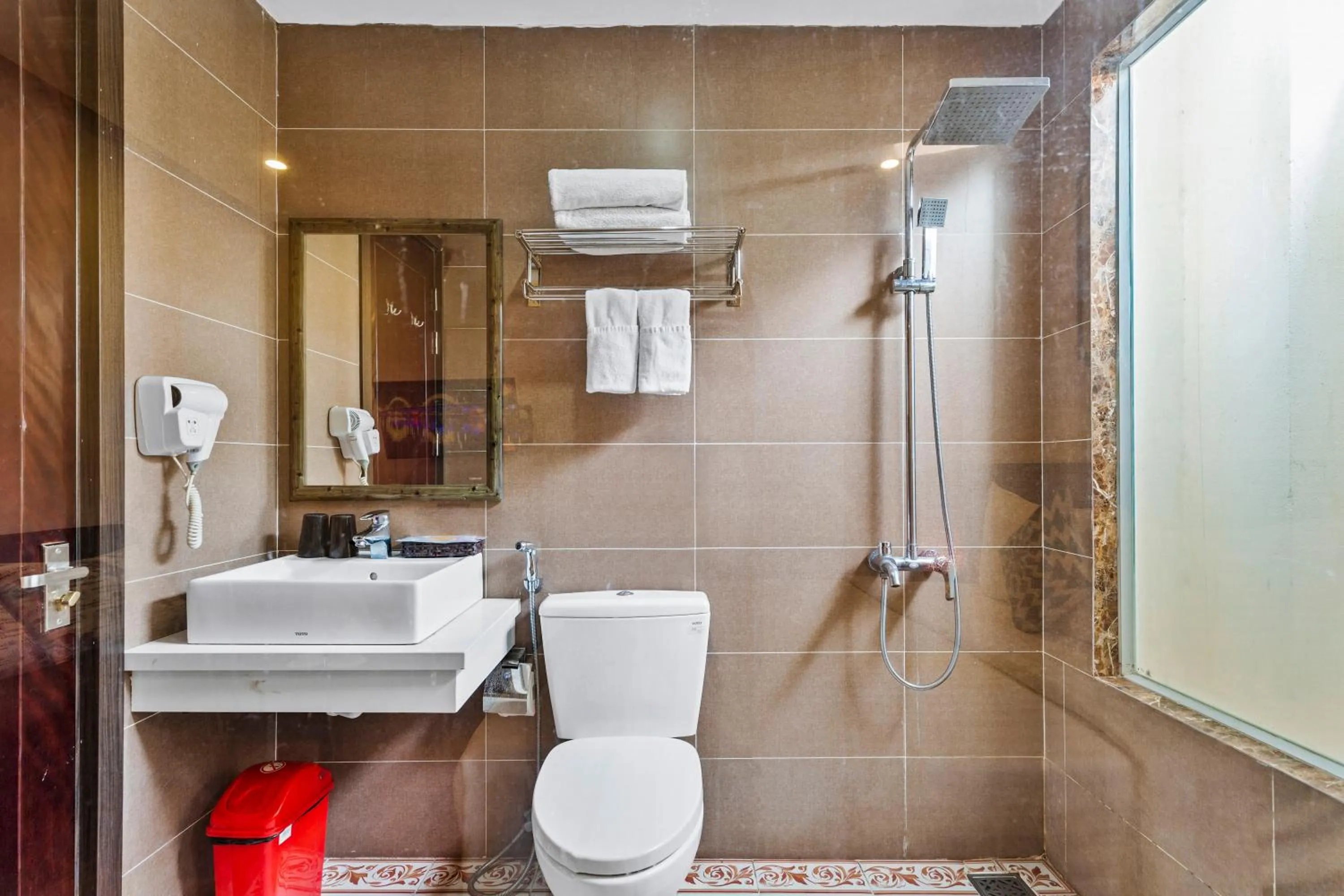 Shower in Amis Hotel & Apartment - 50m to My Khe Beach