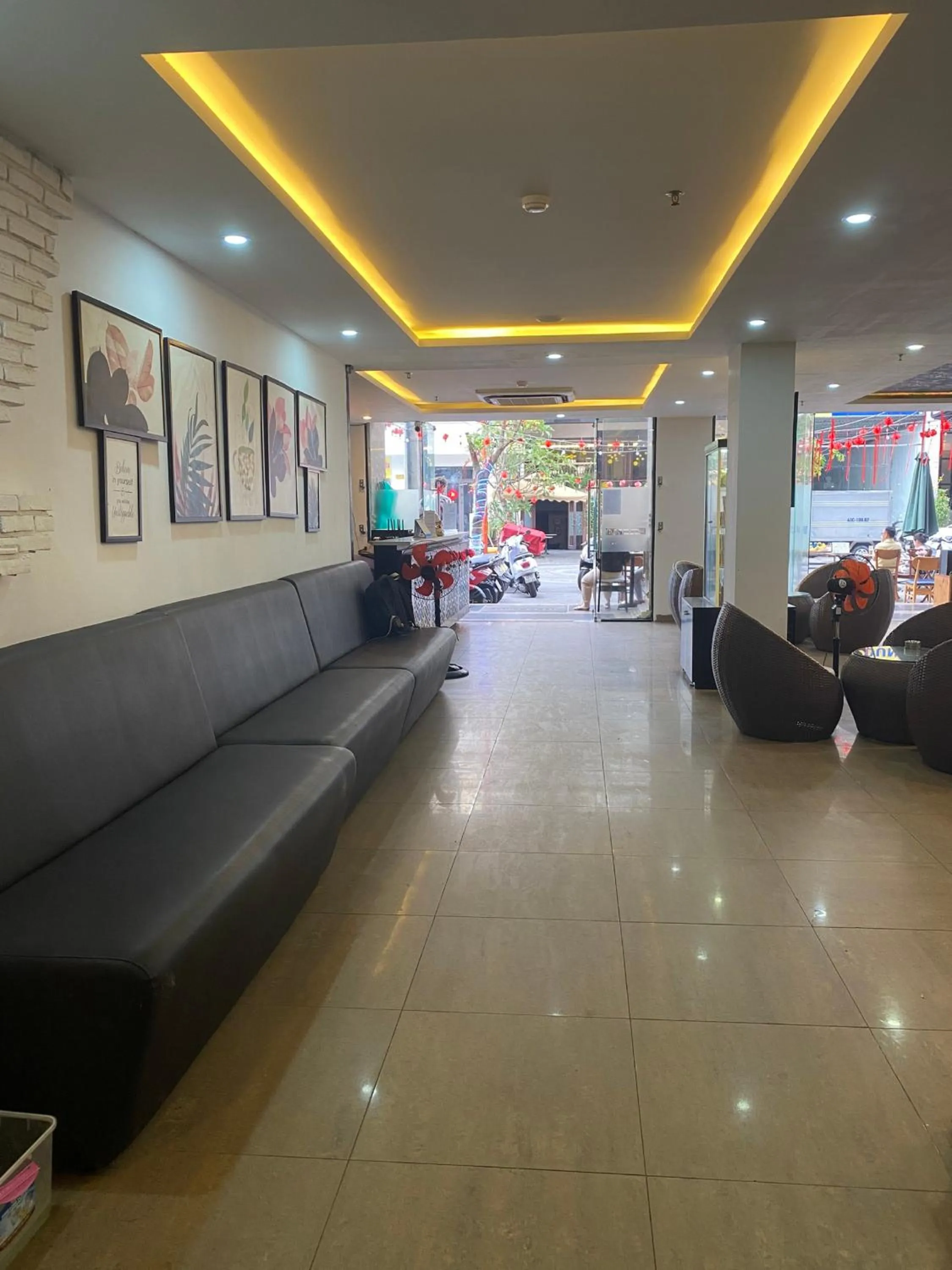 Communal lounge/ TV room in Amis Hotel & Apartment - 50m to My Khe Beach