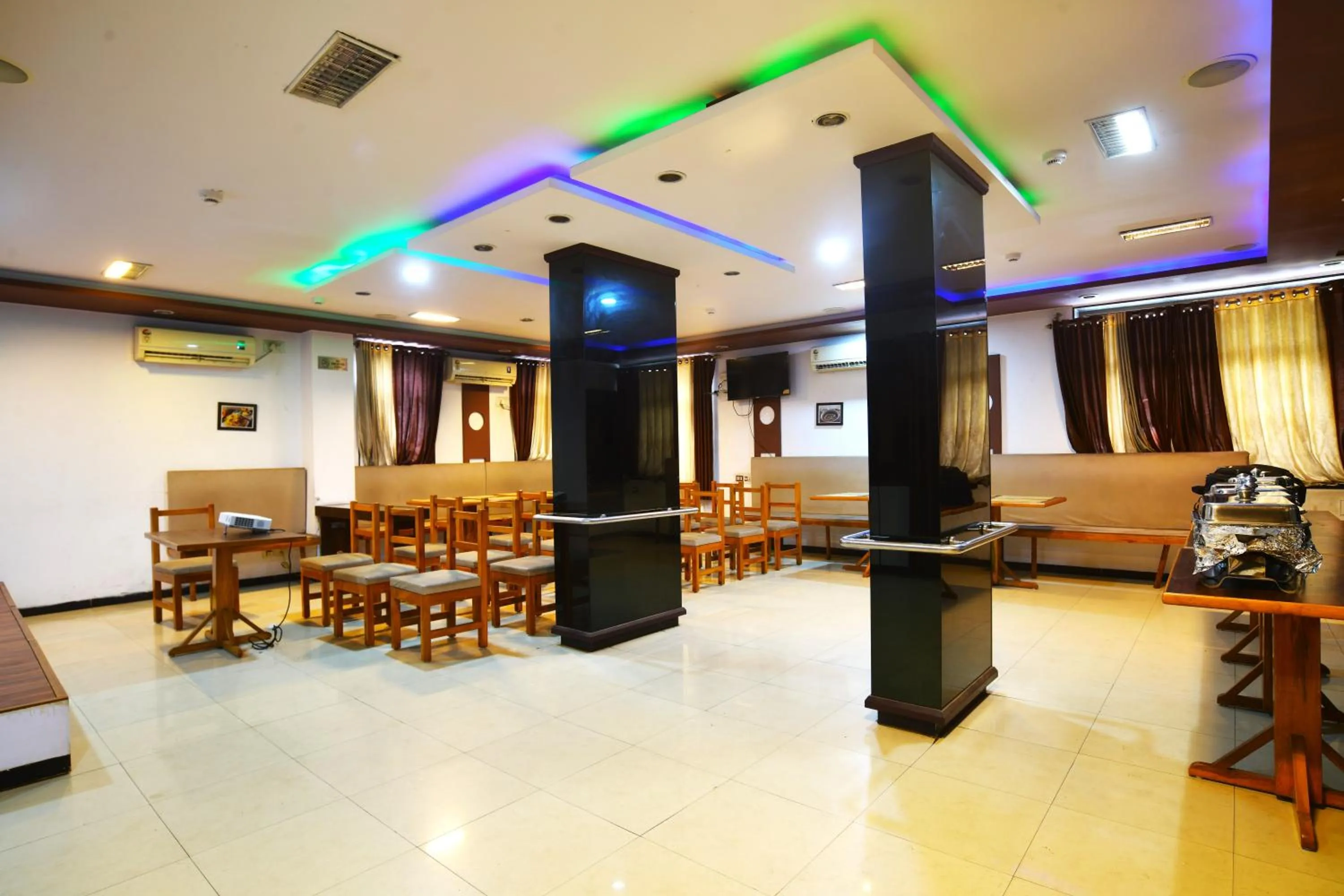 Restaurant/places to eat in Hotel Vrundavan Residency