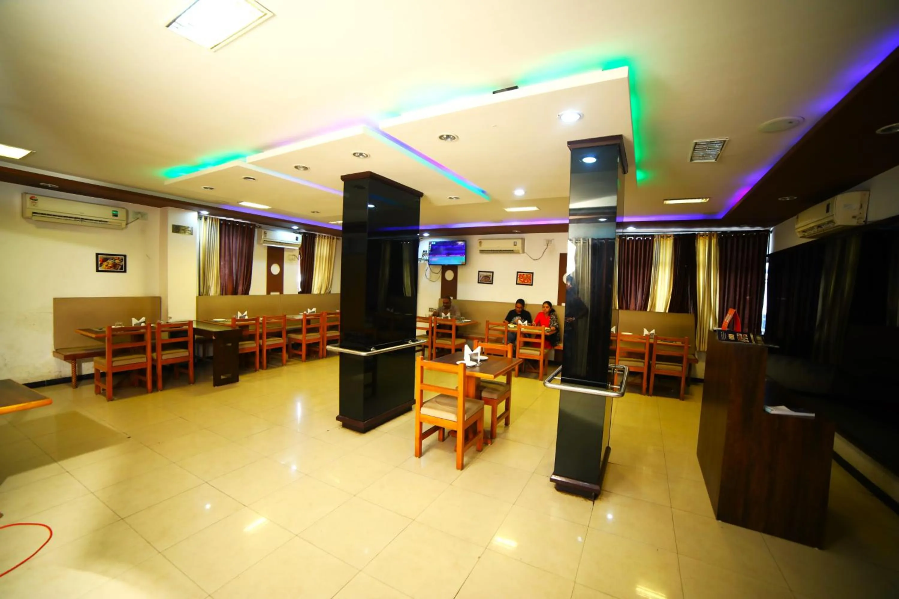 Restaurant/places to eat in Hotel Vrundavan Residency