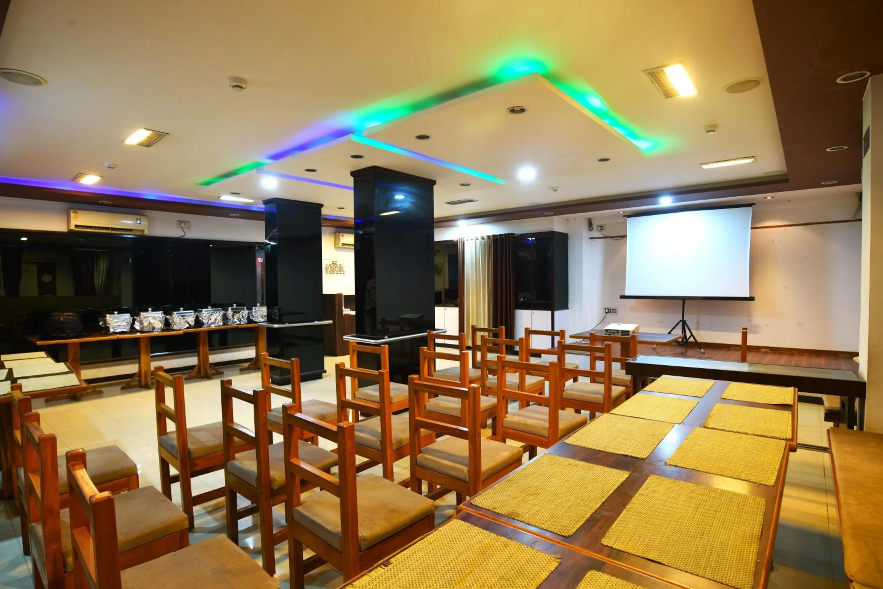 Restaurant/places to eat in Hotel Vrundavan Residency