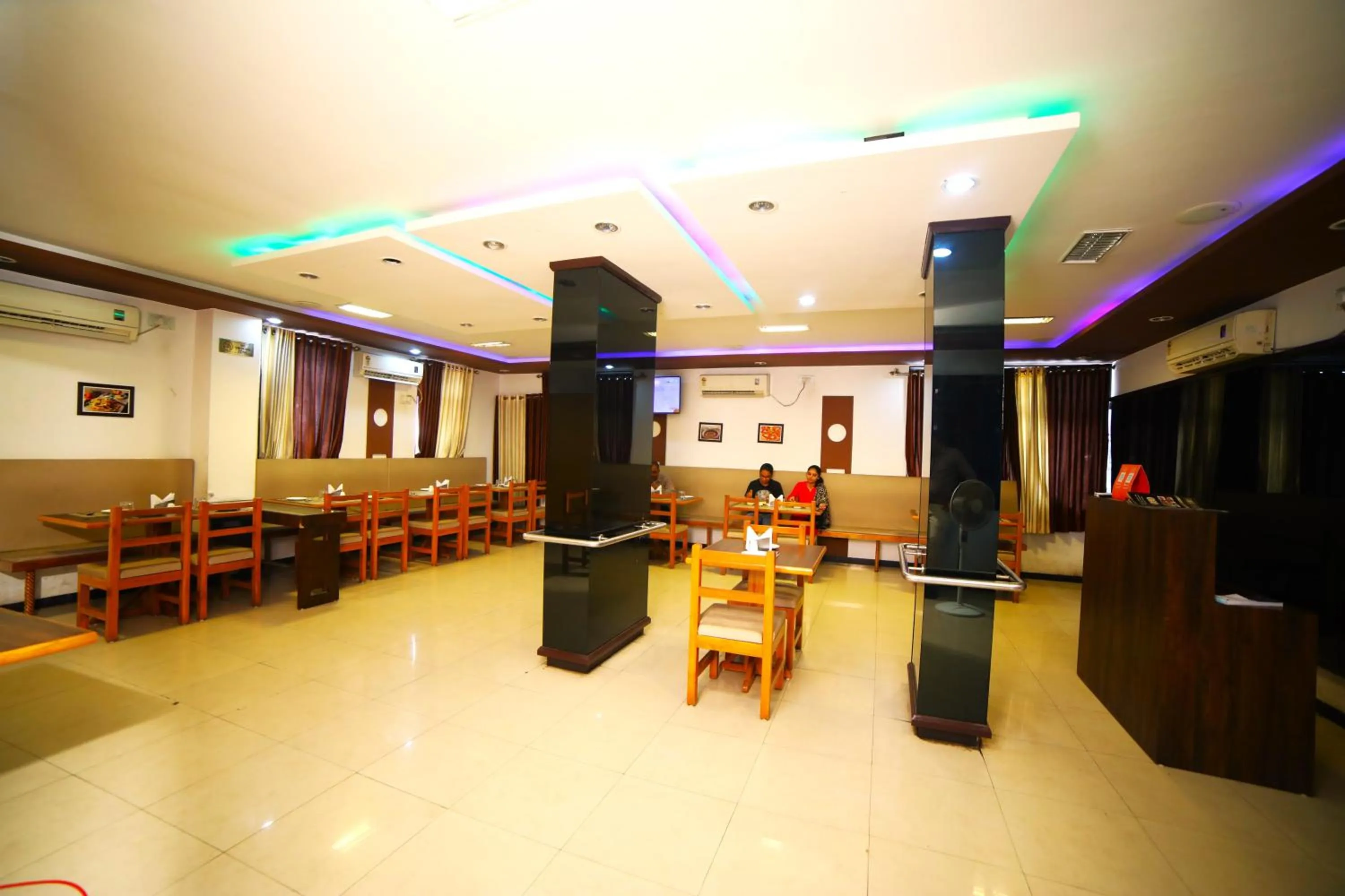 Restaurant/places to eat in Hotel Vrundavan Residency