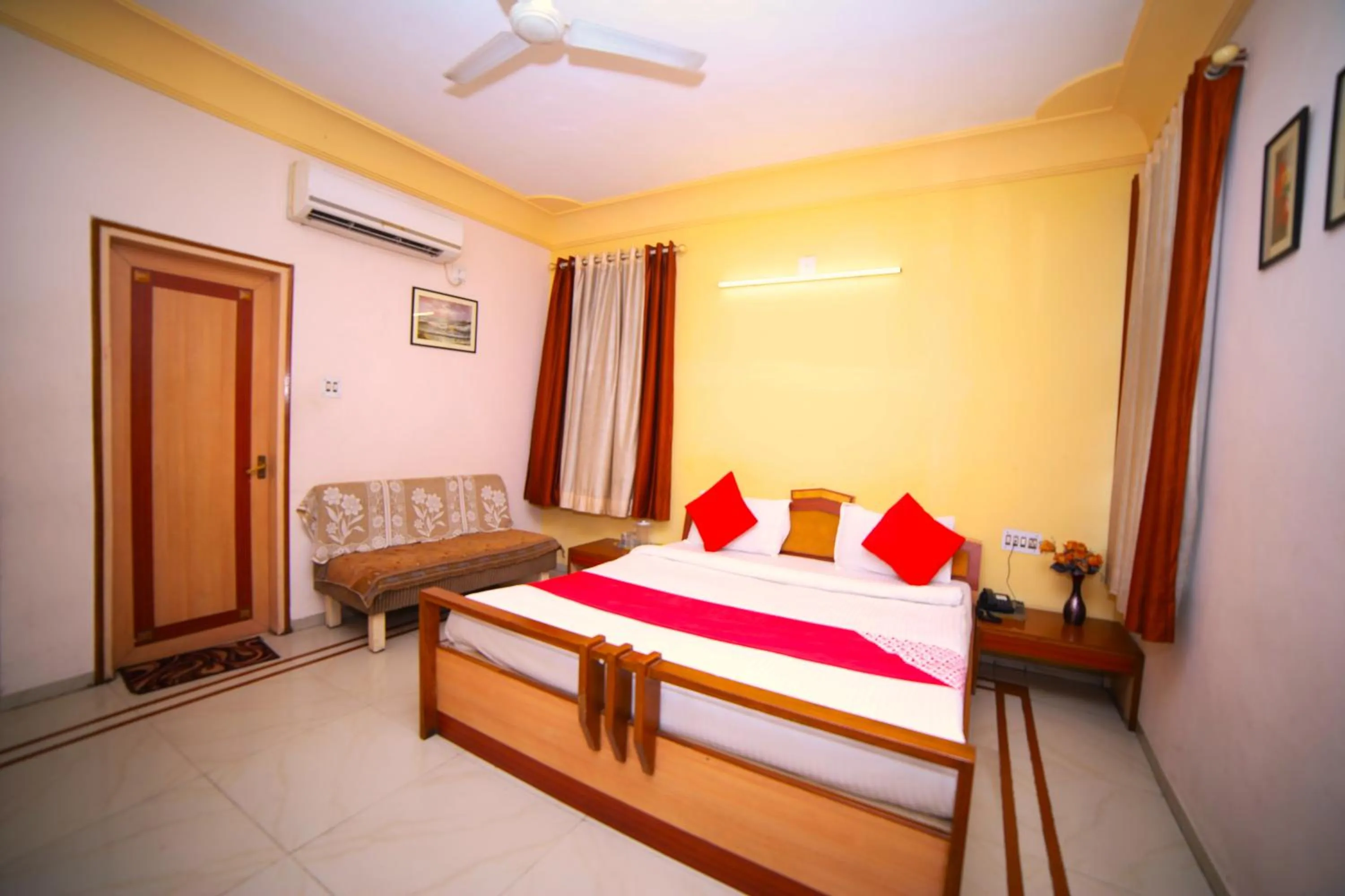 Bed in Hotel Vrundavan Residency