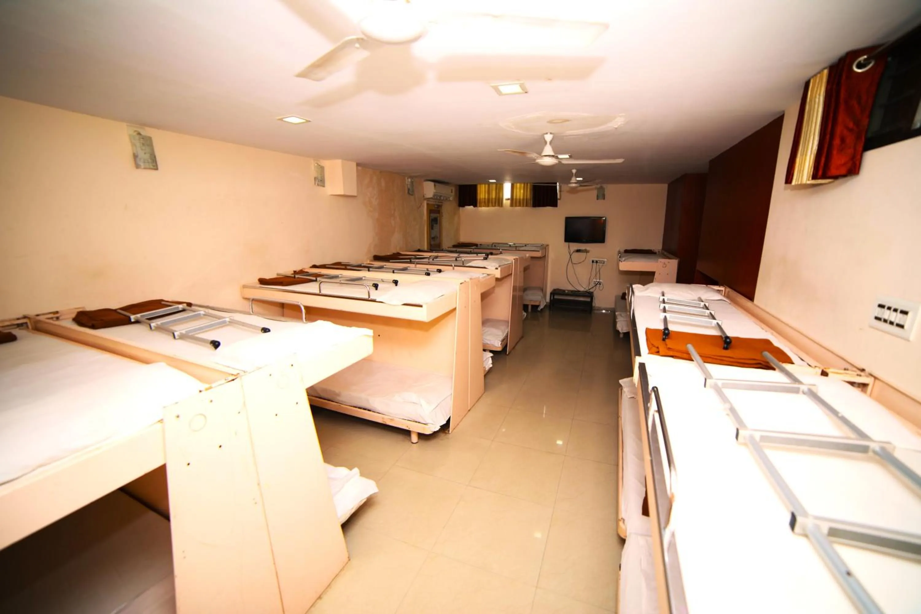 Bed in Hotel Vrundavan Residency