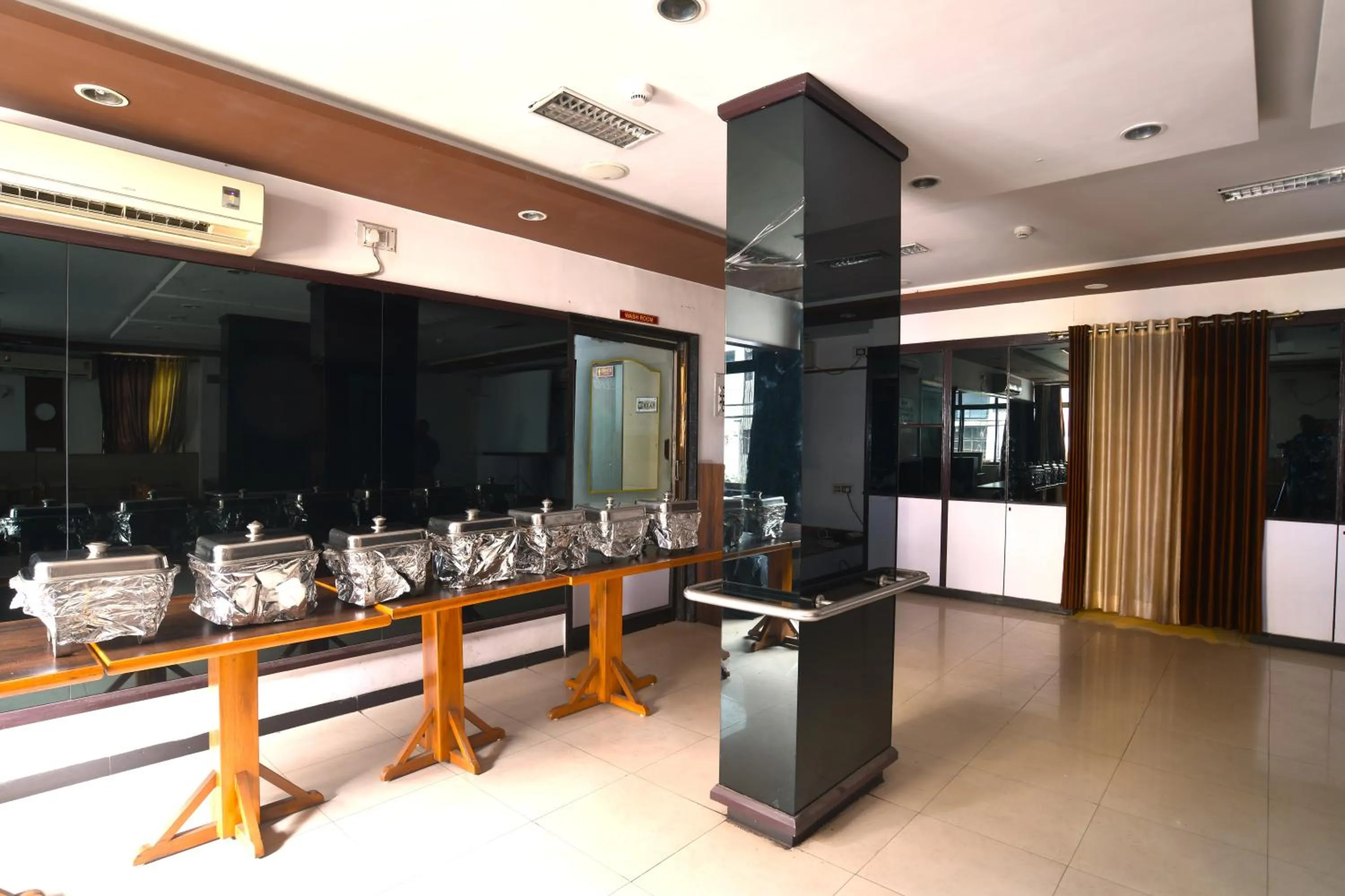Restaurant/places to eat in Hotel Vrundavan Residency