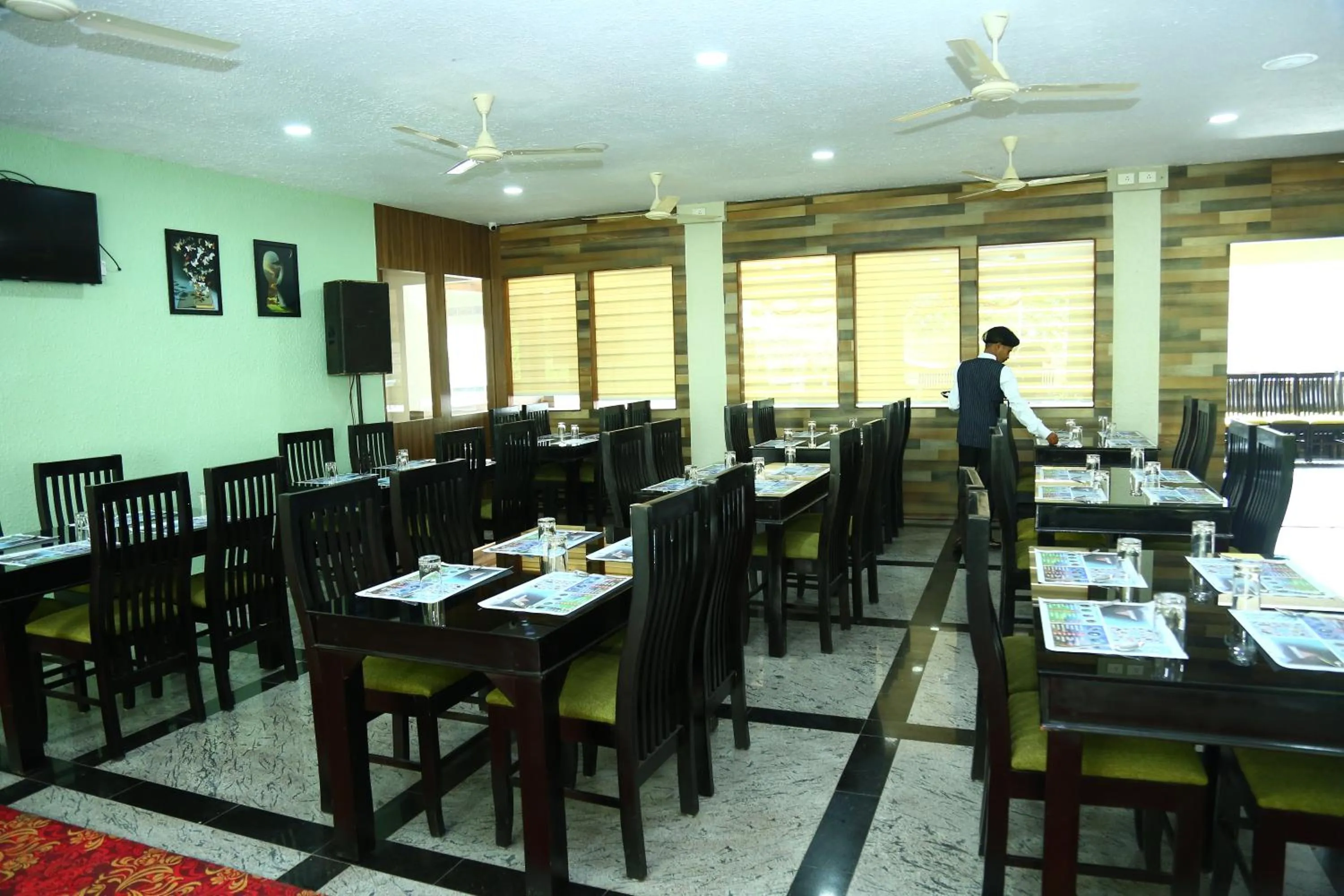 Restaurant/places to eat in Hotel Idukki Castle
