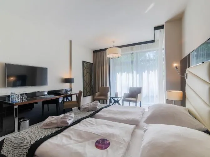 Day, Bed in Diune Apartment