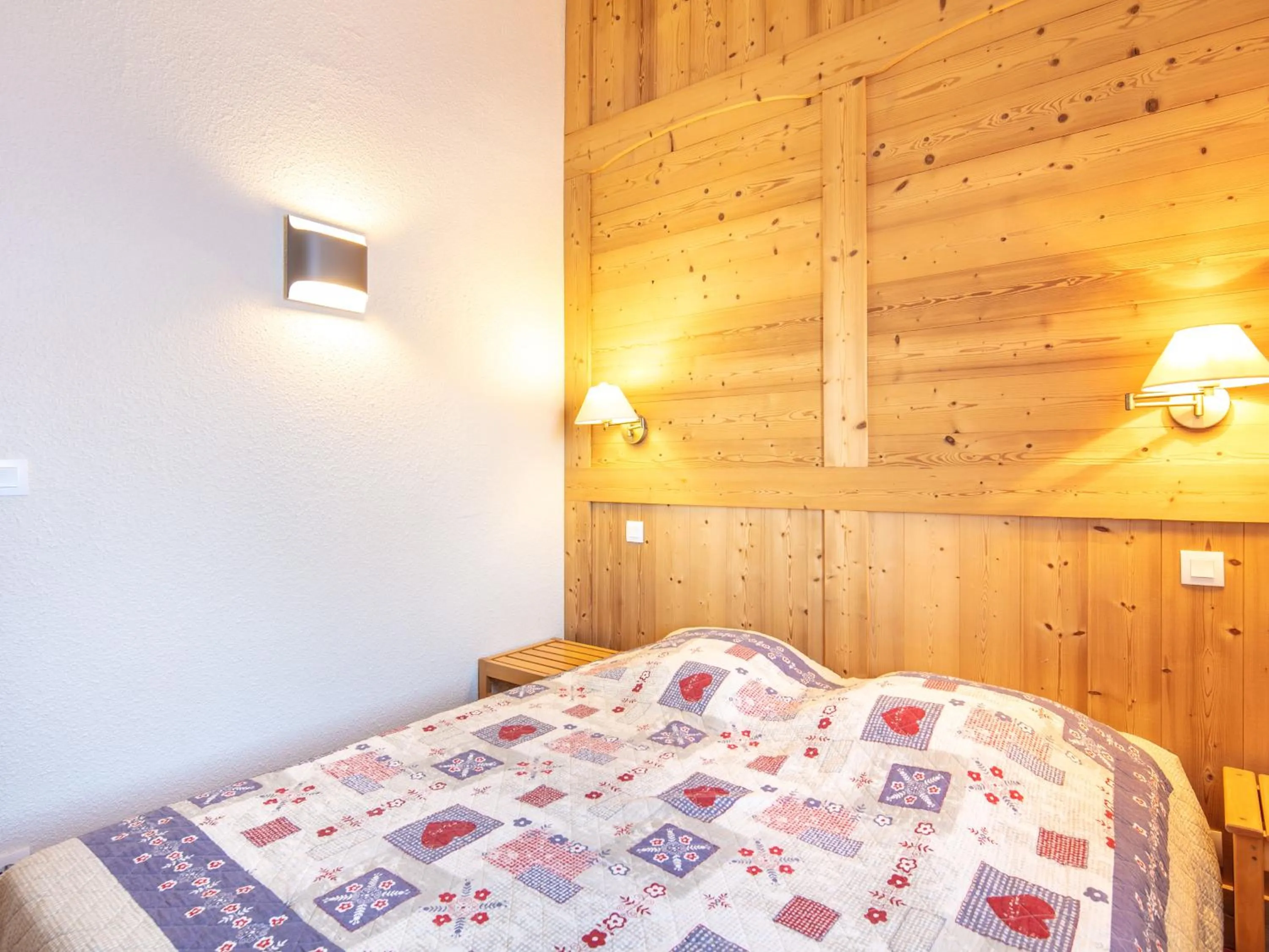 Bedroom, Bed in Vacancéole - Résidence Le Sappey - Doucy