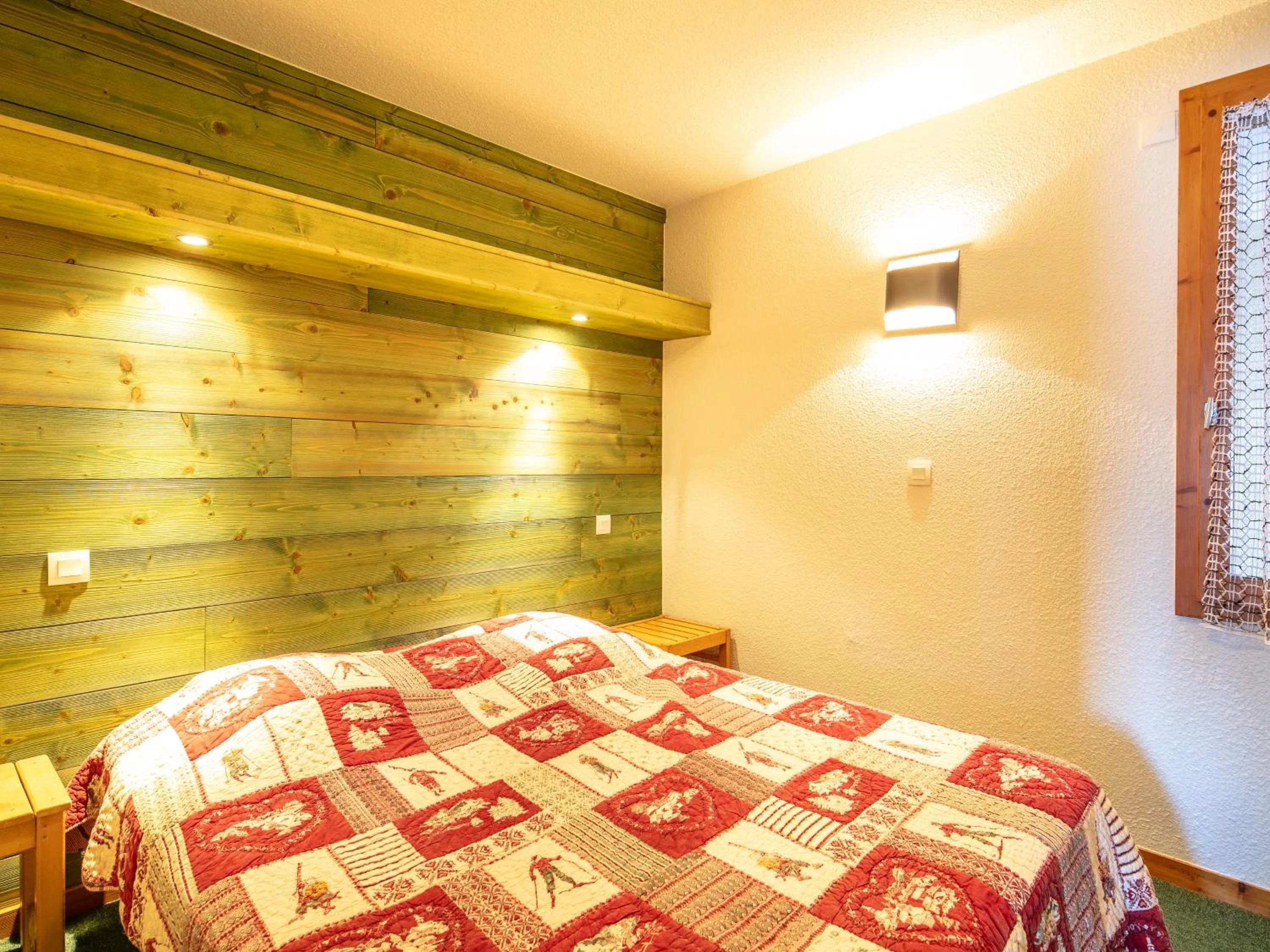 Bedroom, Bed in Vacancéole - Résidence Le Sappey - Doucy