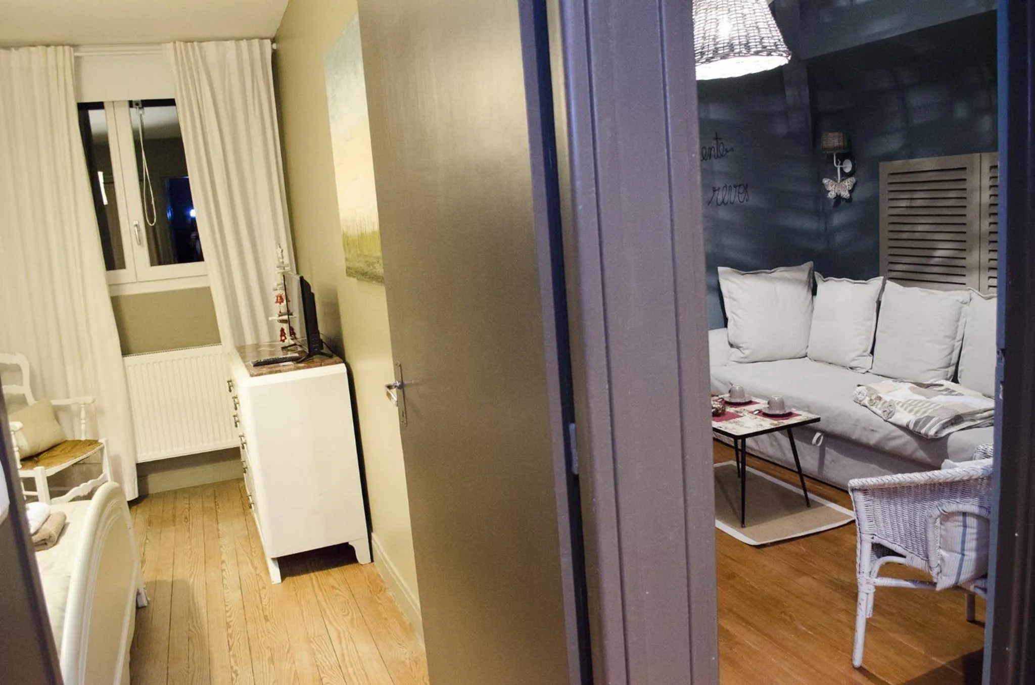 Photo of the whole room, Bed in L'Escarbotine