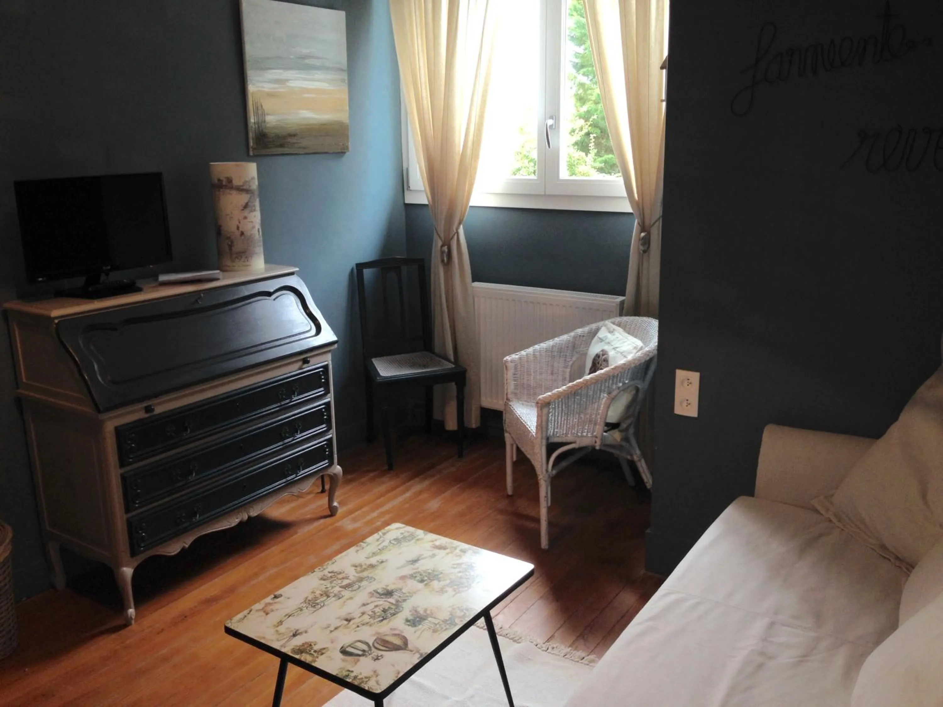 Living room, Bed in L'Escarbotine