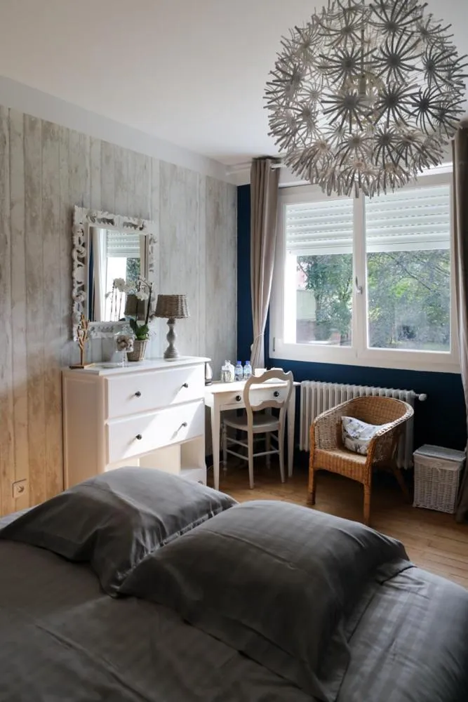 Photo of the whole room, Bed in L'Escarbotine