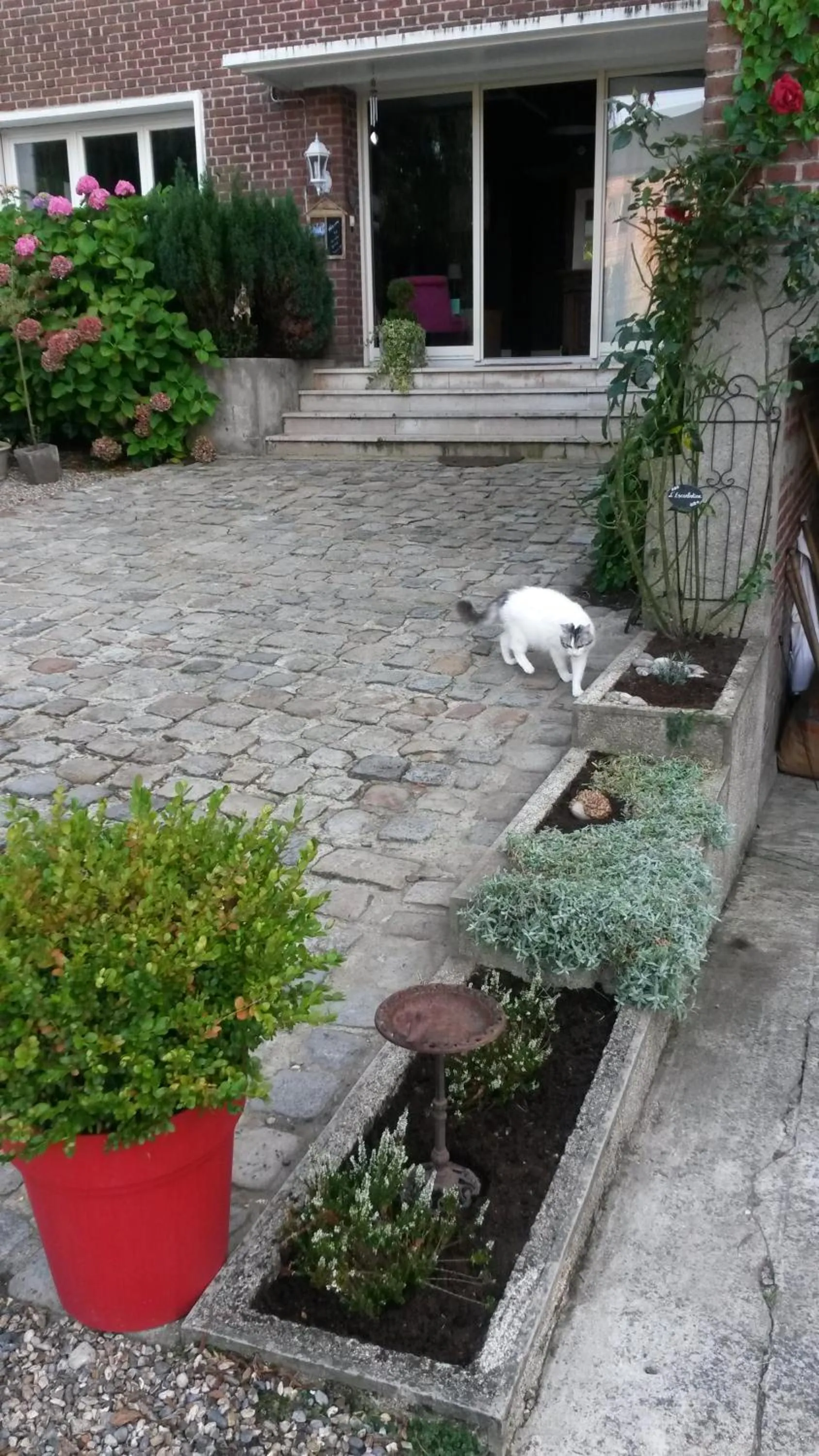 Facade/entrance in L'Escarbotine