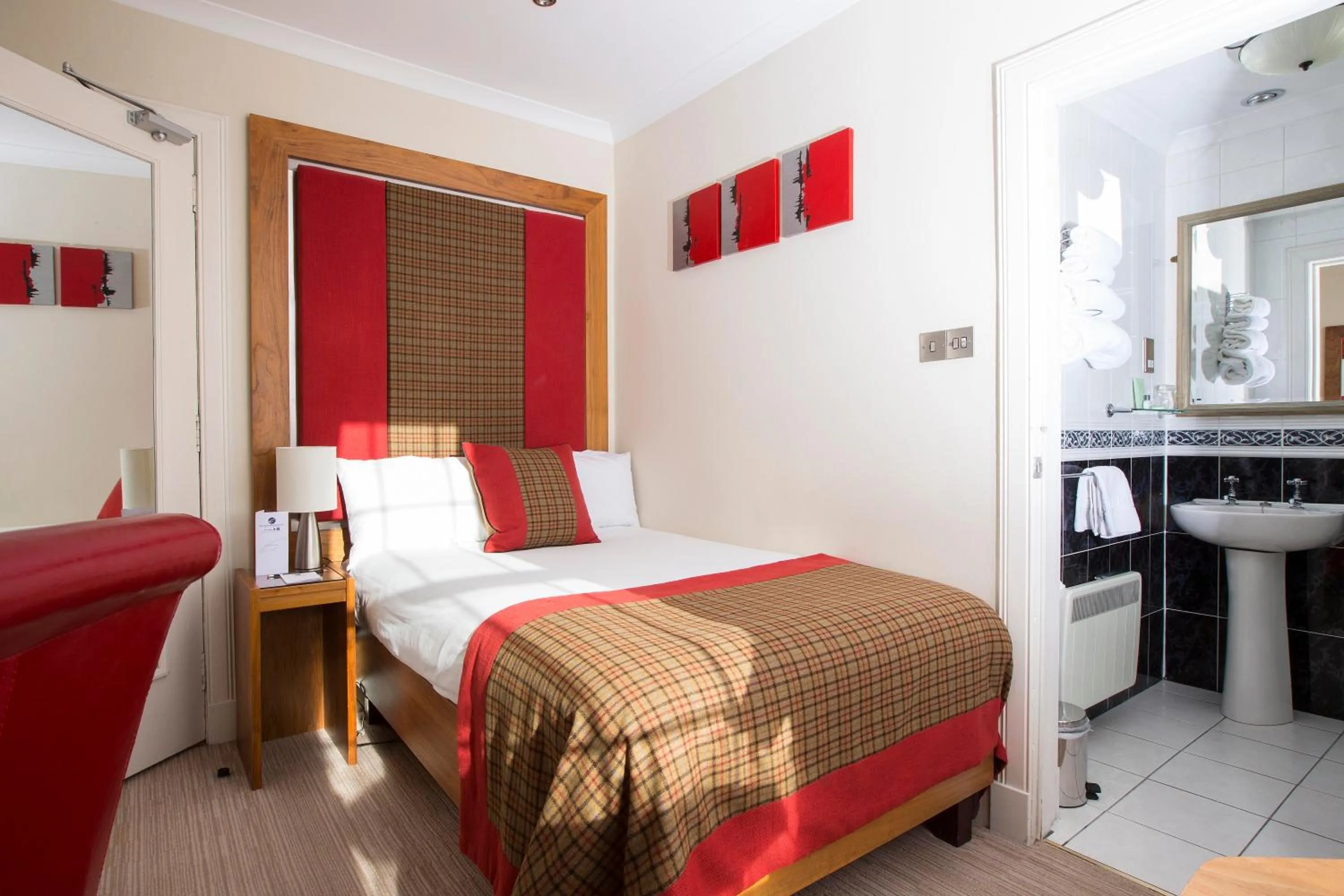 Bedroom, Bed in The Glenmoriston Townhouse Hotel