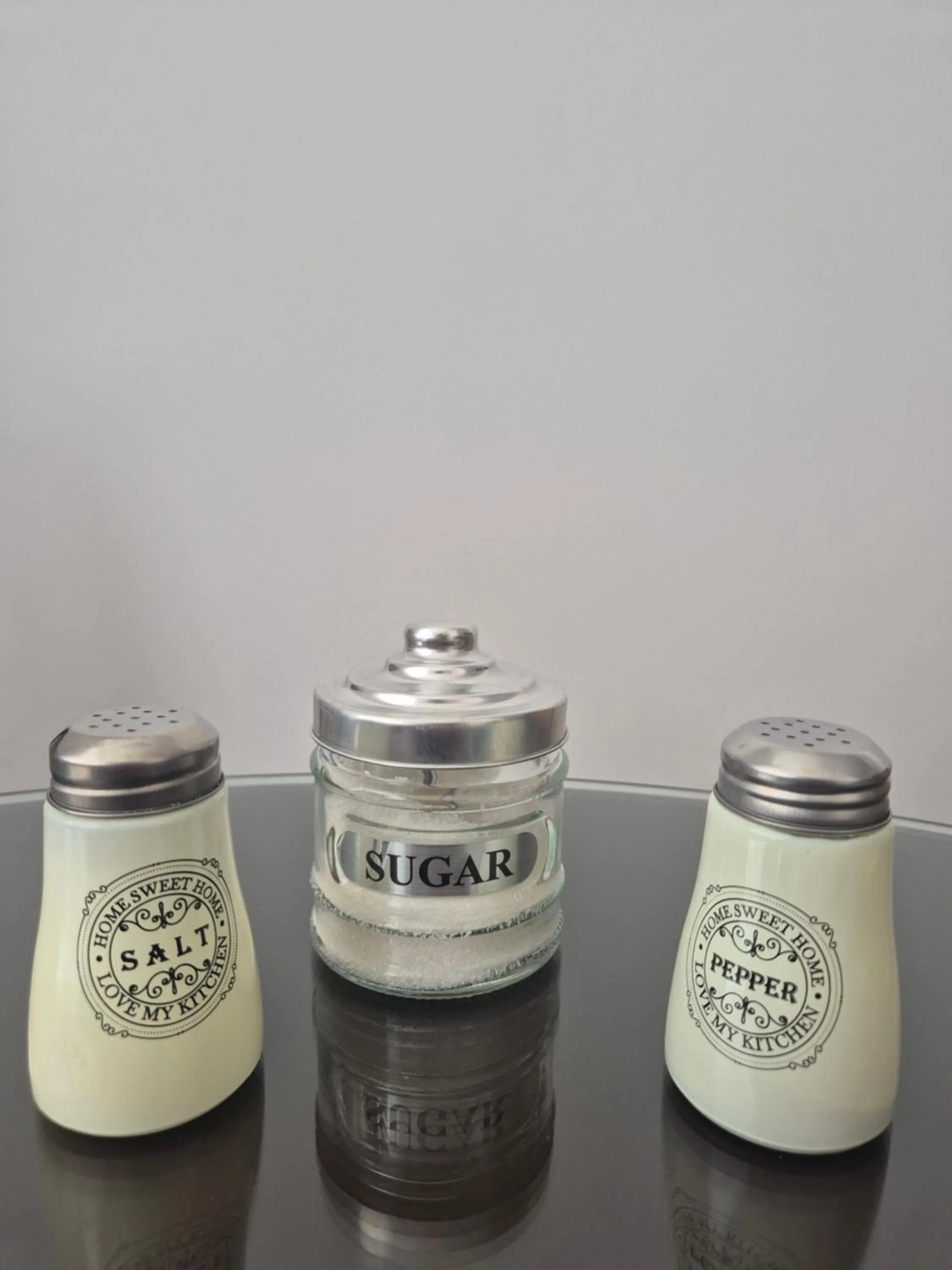 Dining area in Old Town Residence - Free parking