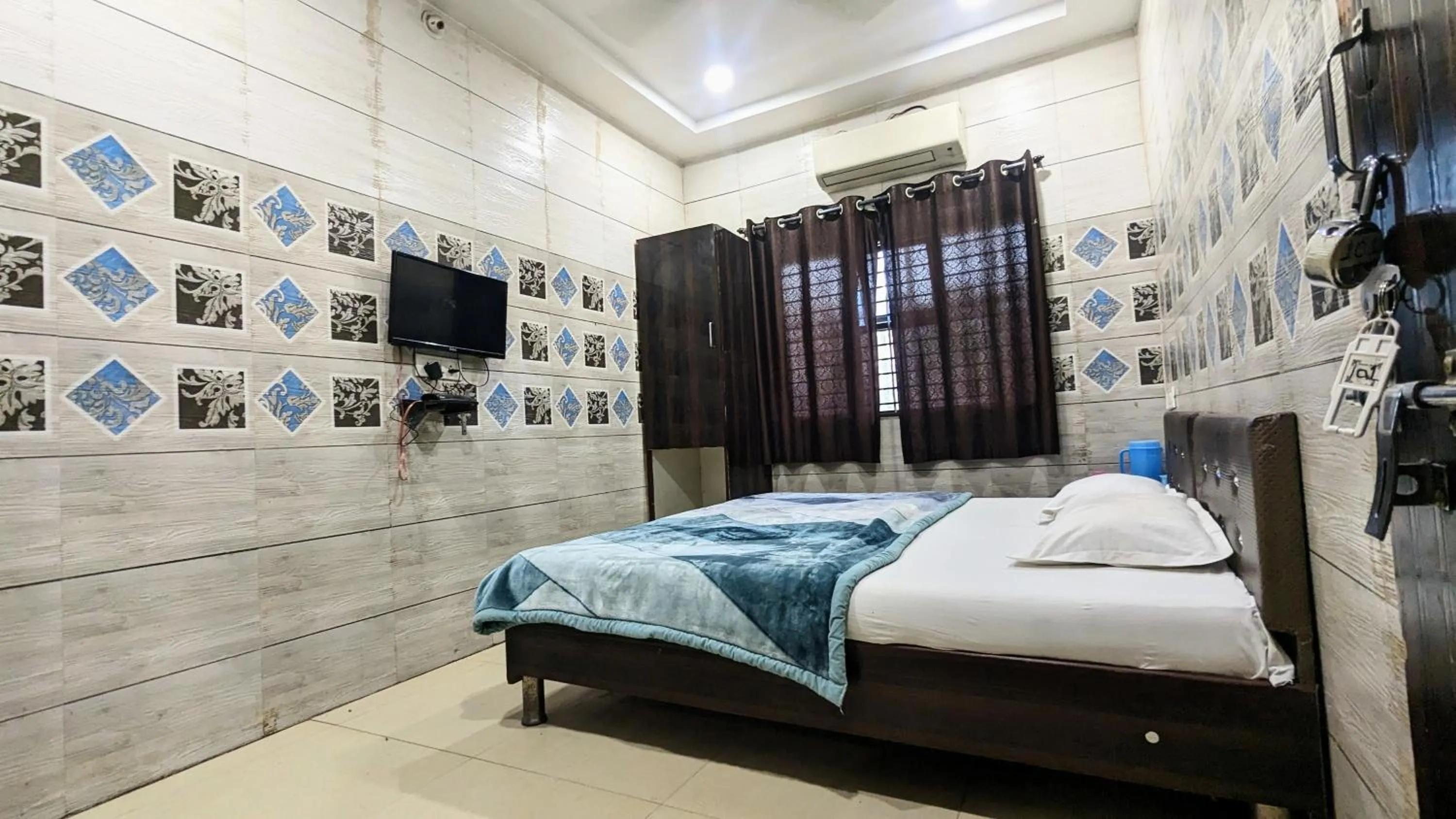 Bedroom, Bed in Hotel Shikhar Inn