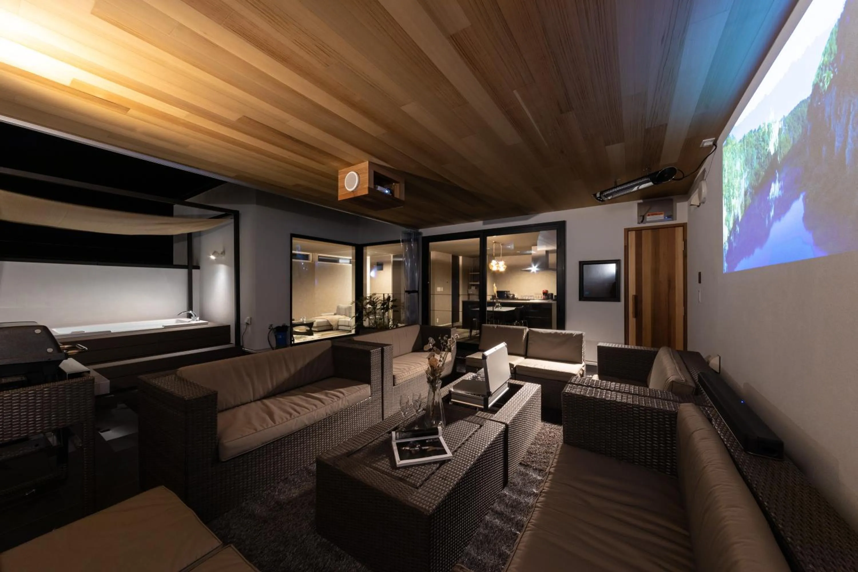 Communal lounge/ TV room in villa vacances hamanako