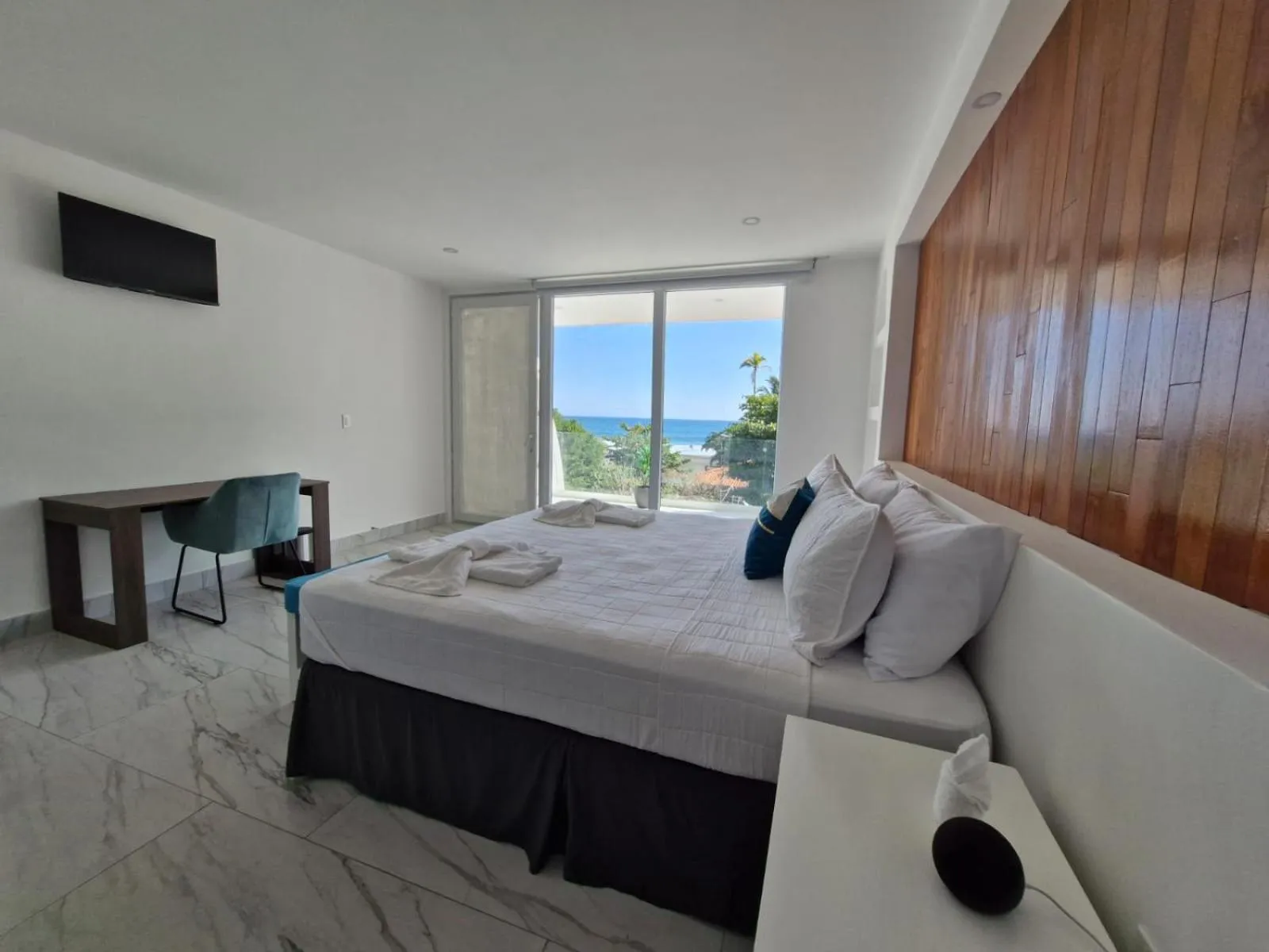 Photo of the whole room, Bed in The Views Resort